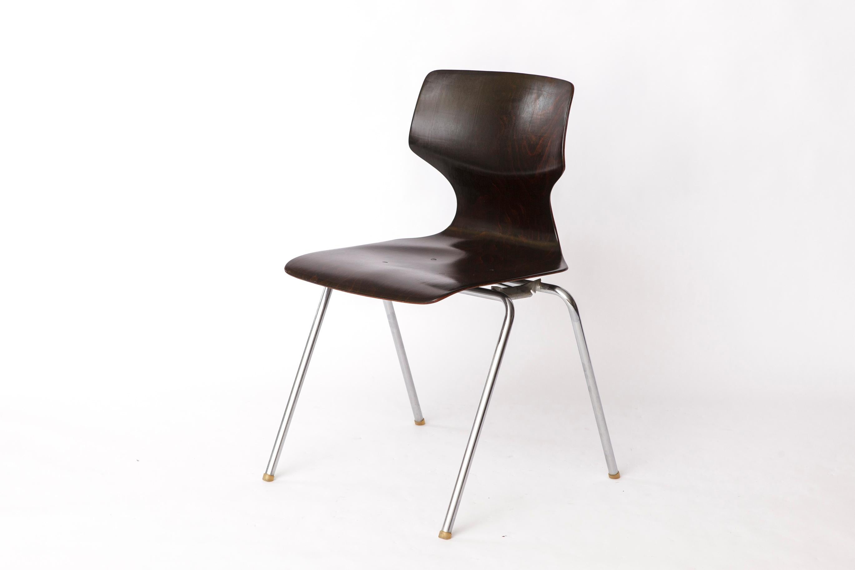 Set di 6 eleganti sedie in compensato (Pagwood) di Flötotto, Germania - Design anni '70
Sedia scolastica tedesca senza tempo di Flötotto, caratterizzata da una scocca ergonomica in Pagwood e da una robusta struttura in acciaio cromato.
Design degli