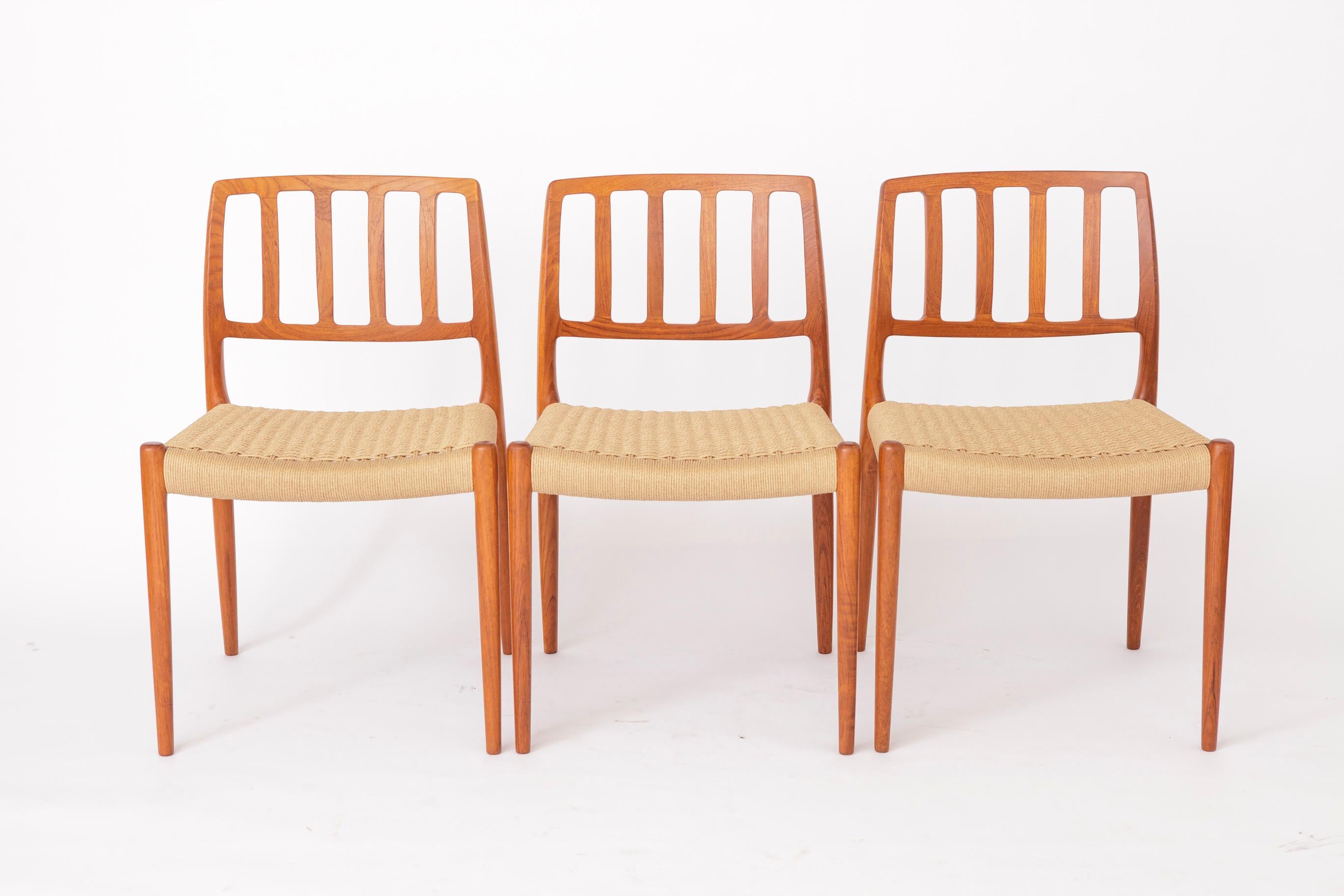 ✨ Lot de 6 chaises Niels Otto Moller modèle 83 (1974) - Icône du design danois 🇩🇰

Découvrez l'élégance intemporelle de la chaise modèle 83 de Niels Otto Moller, conçue en 1974. Fabriqué en teck robuste, ce joyau du milieu du siècle est en