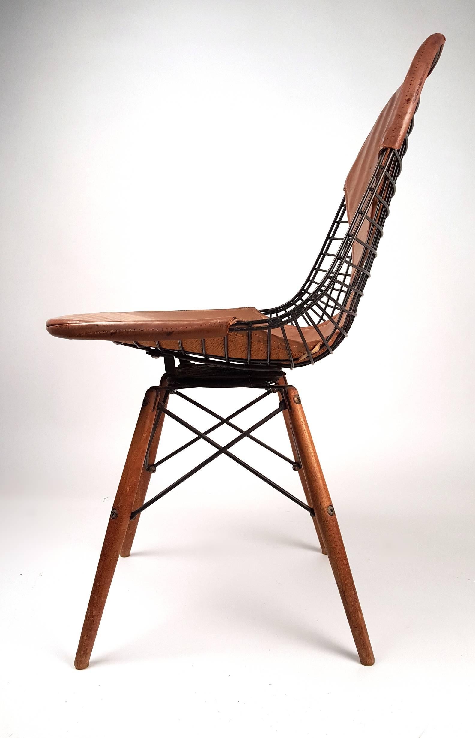 Mid-Century Modern Charles Eames PKW-2 Dowel Leg Swivel Chair 1950s
