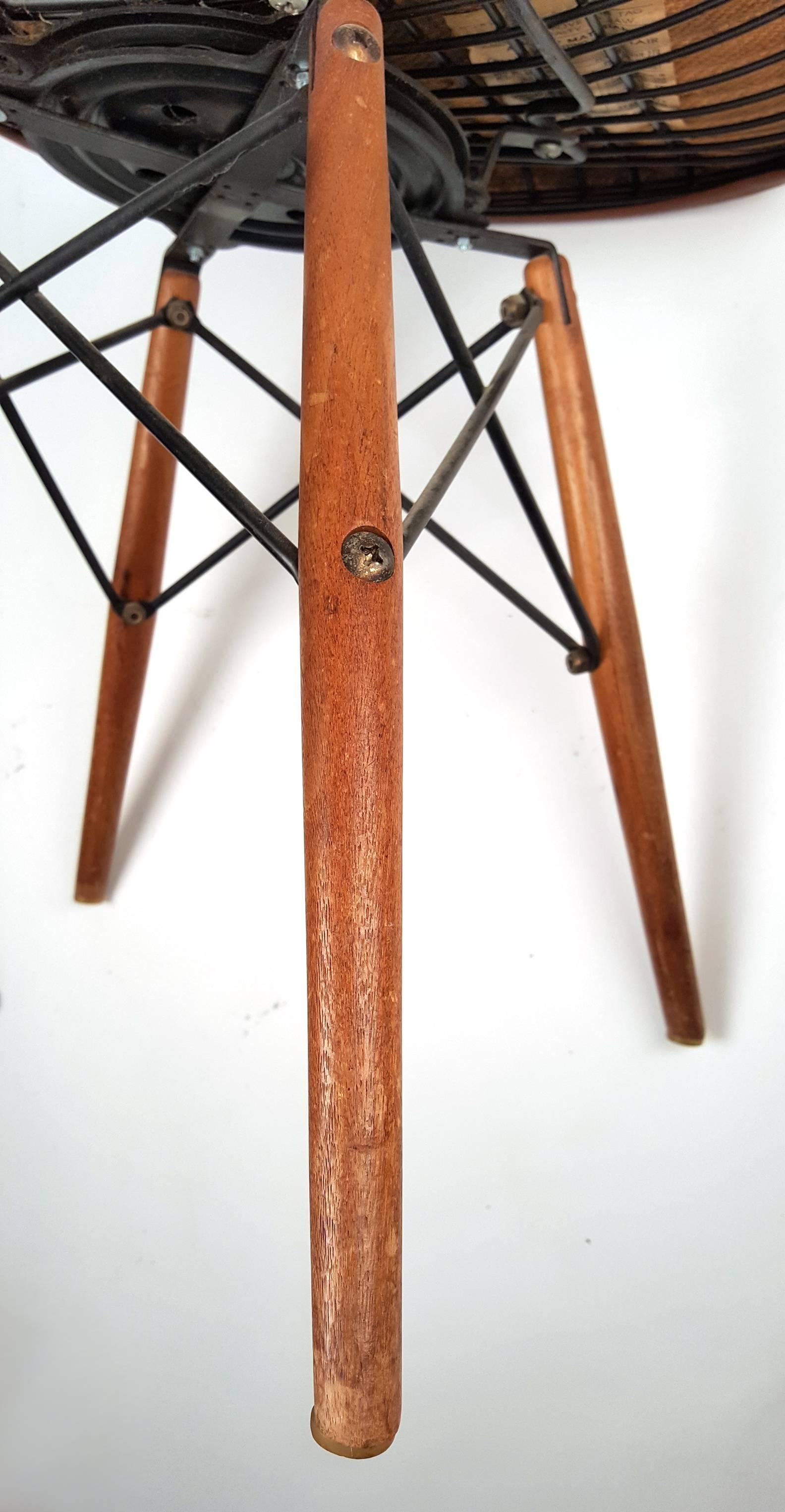 Mid-20th Century Charles Eames PKW-2 Dowel Leg Swivel Chair 1950s