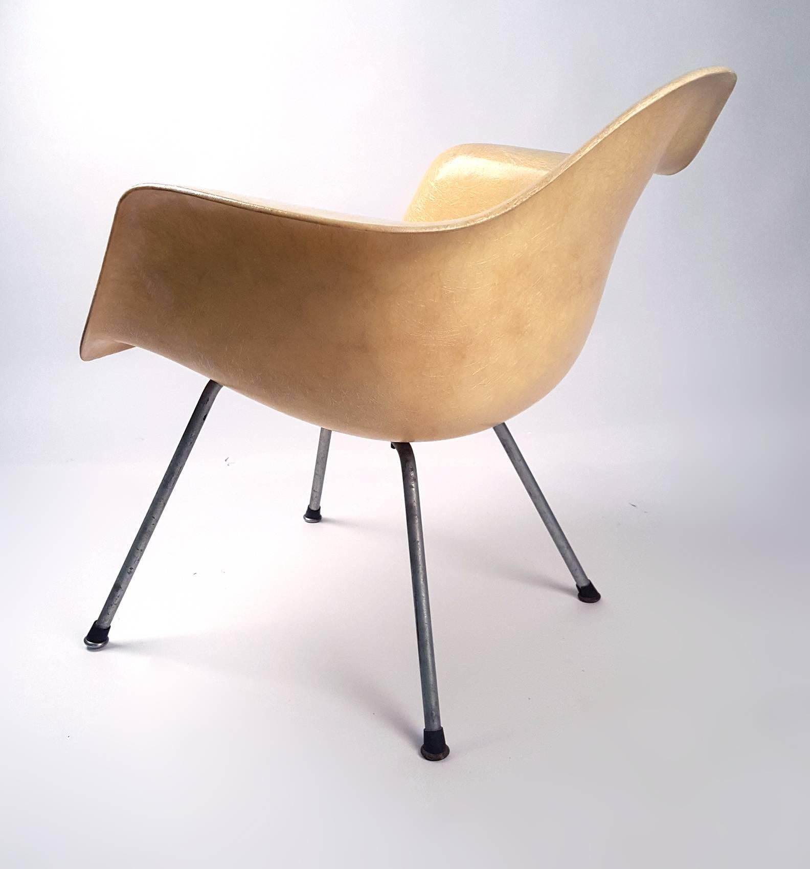 Mid-Century Modern Chaise longue Eames LAX Armshell en vente