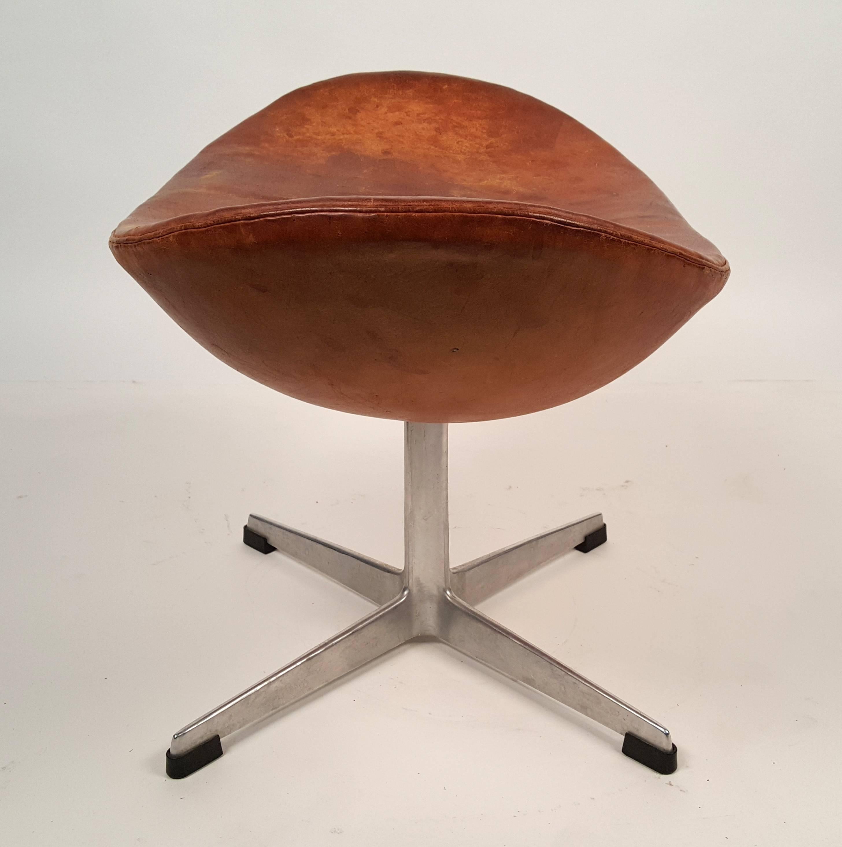 Mid-20th Century Arne Jacobsen Cognac Leather Egg Chair and Ottoman for Fritz Hansen
