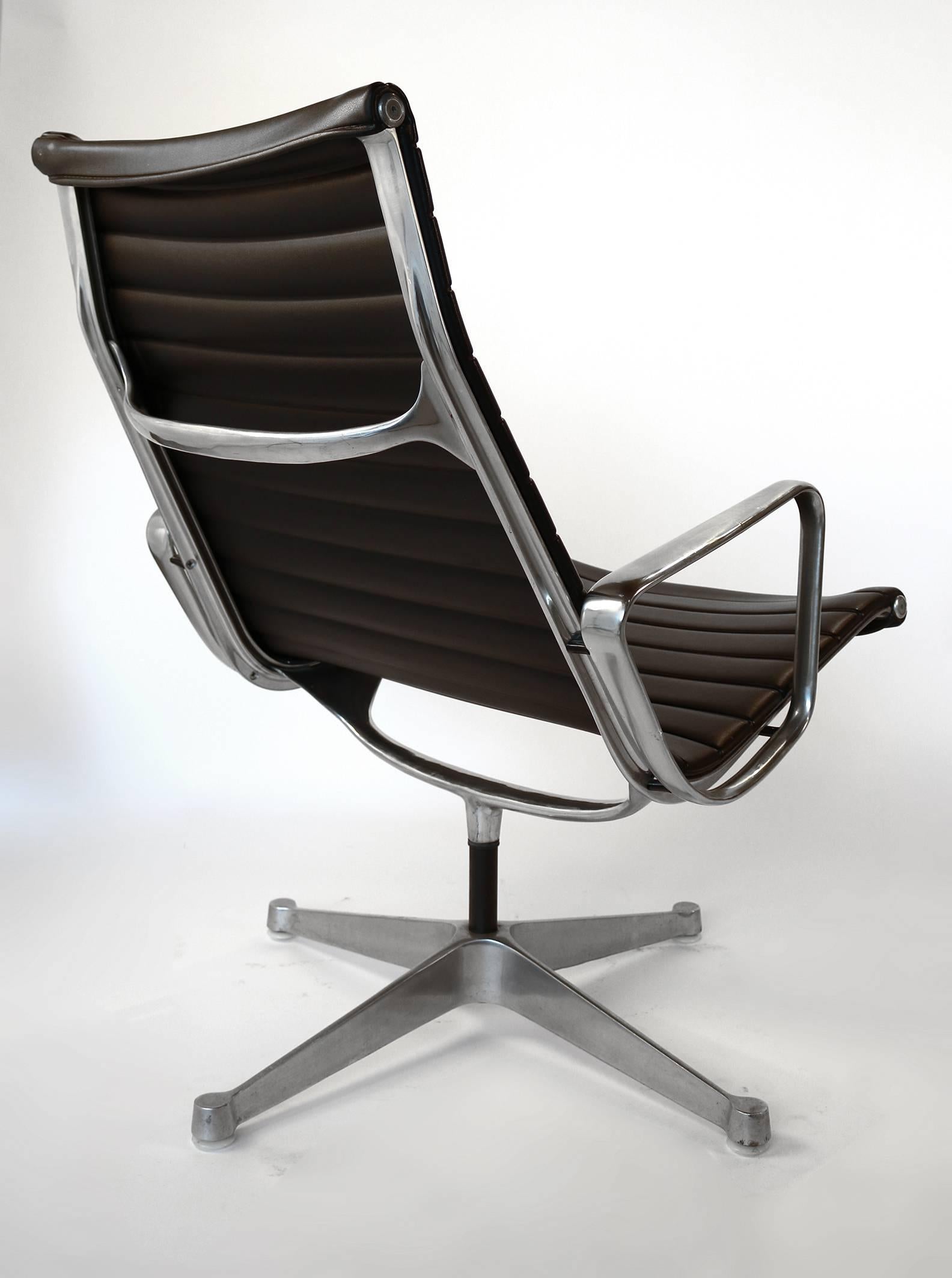 Mid-Century Modern Charles Eames for Herman Miller Aluminium Group Swivel Lounge Chairs