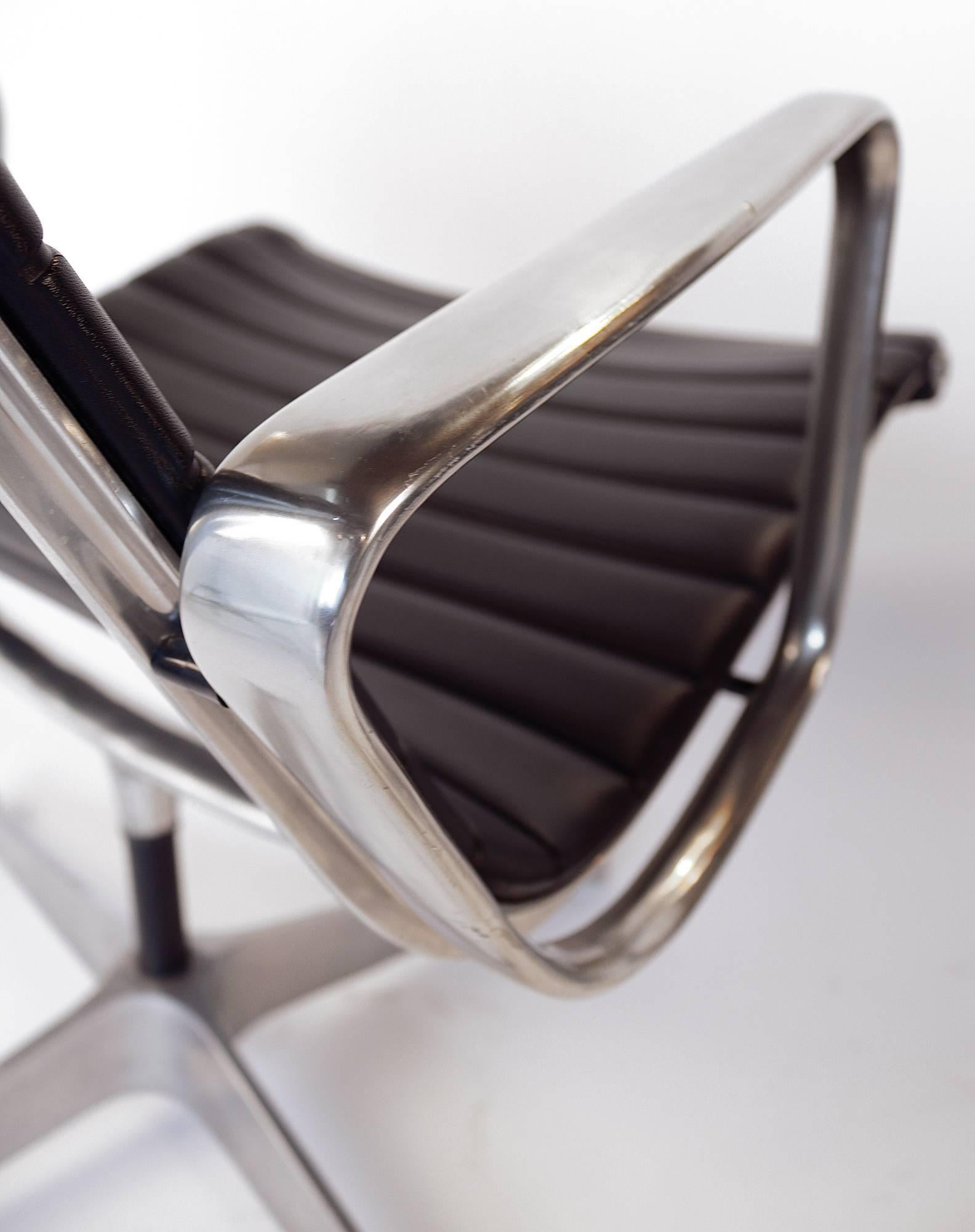 Charles Eames for Herman Miller Aluminium Group Swivel Lounge Chairs In Excellent Condition In Dallas, TX