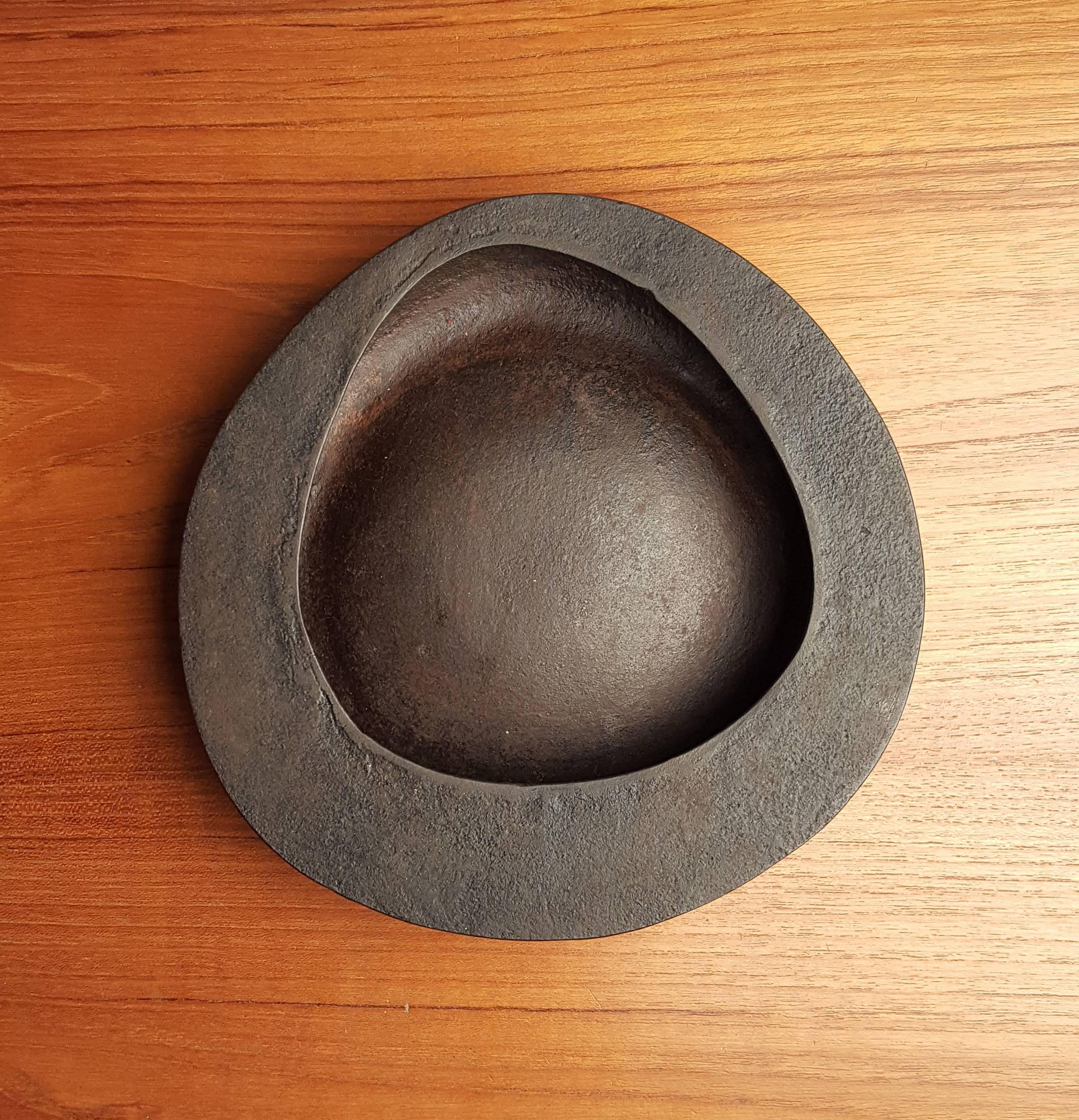 Seltene große Schale aus Gusseisen, die Isamu Noguchi für Bonniers Japan zugeschrieben wird. Es handelt sich um das größere Exemplar dieser Form, das in den 1950er Jahren in der japanischen Gießerei Ooi Kojo für das Kaufhaus Bonniers in New York