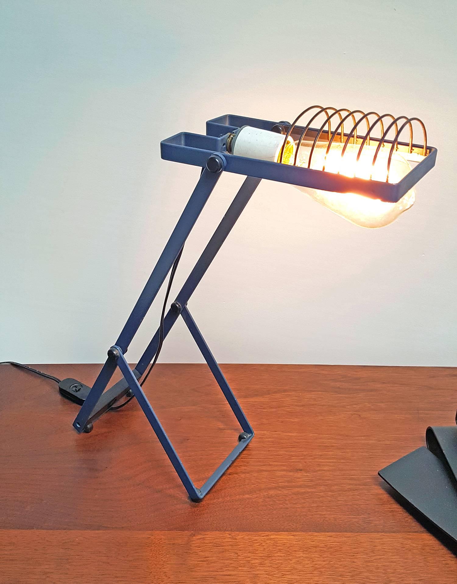 Architectural Sintesi desk lamp in unusual original blue finish designed by Ernesto Gismondi for Artemide. Gismondi was the founder of the Italian company Artemide. The lamp adjusts to a myriad of different positions. It is on permanent display at