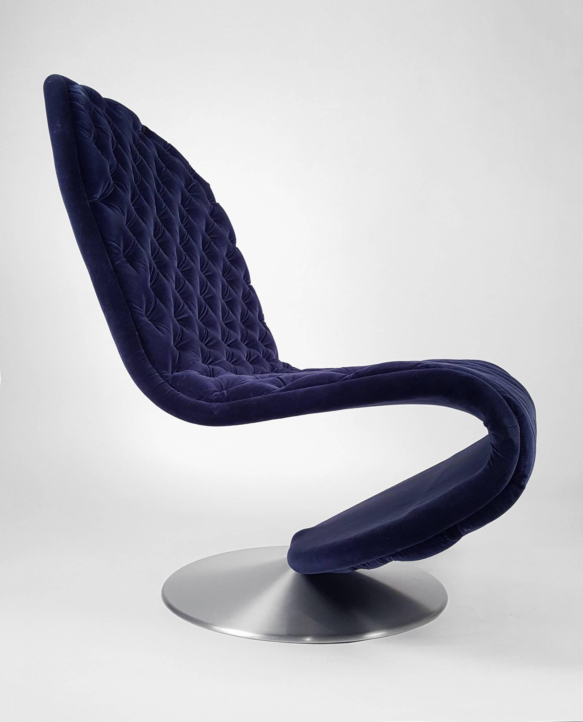 Navy blue velvet upholstered Panton System 123 lounge chair. It is difficult to capture how luxurious the upholstery on this chair looks in person. It swivels and is very stylish and comfortable. Truly a work of art from the Danish master of design!