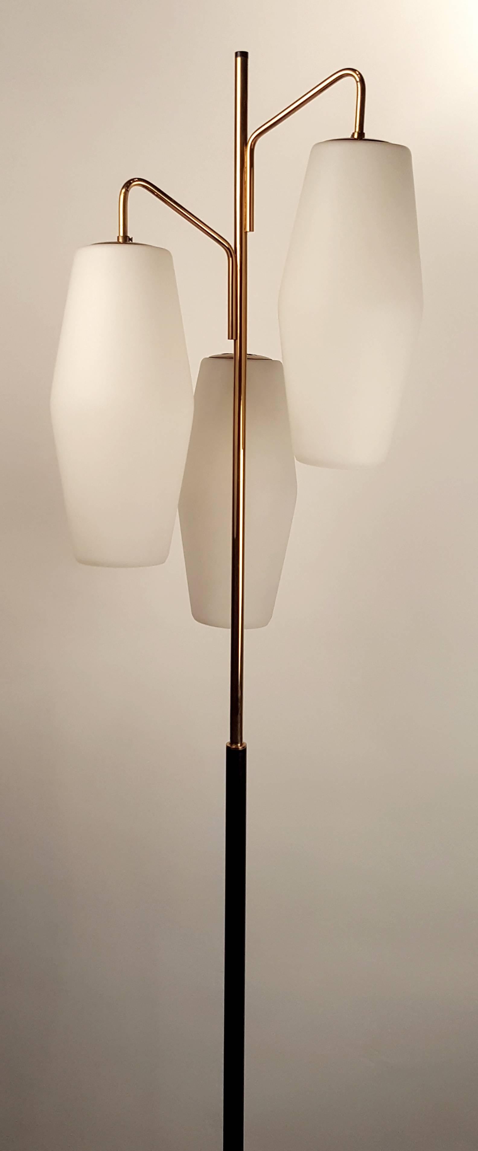 Italian Modernist Stilnovo Floor Lamp with Frosted Glass Shades and Marble Base In Good Condition In Dallas, TX