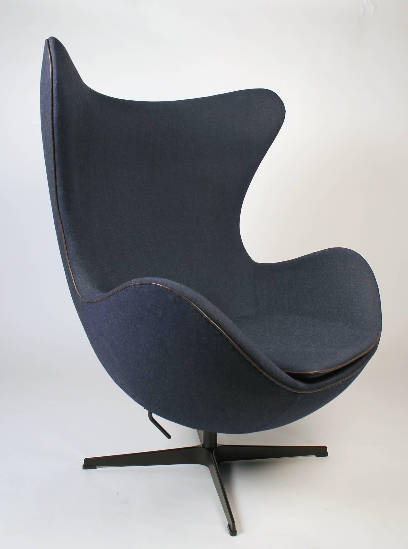 This egg chair is from a production of only 999 unique pieces! Underneath the seat cushion, there is a sewn-in leather label with the chair’s individual number. This limited edition was produced by Fritz Hansen in 2014 to commemorate Arne Jacobsen’s