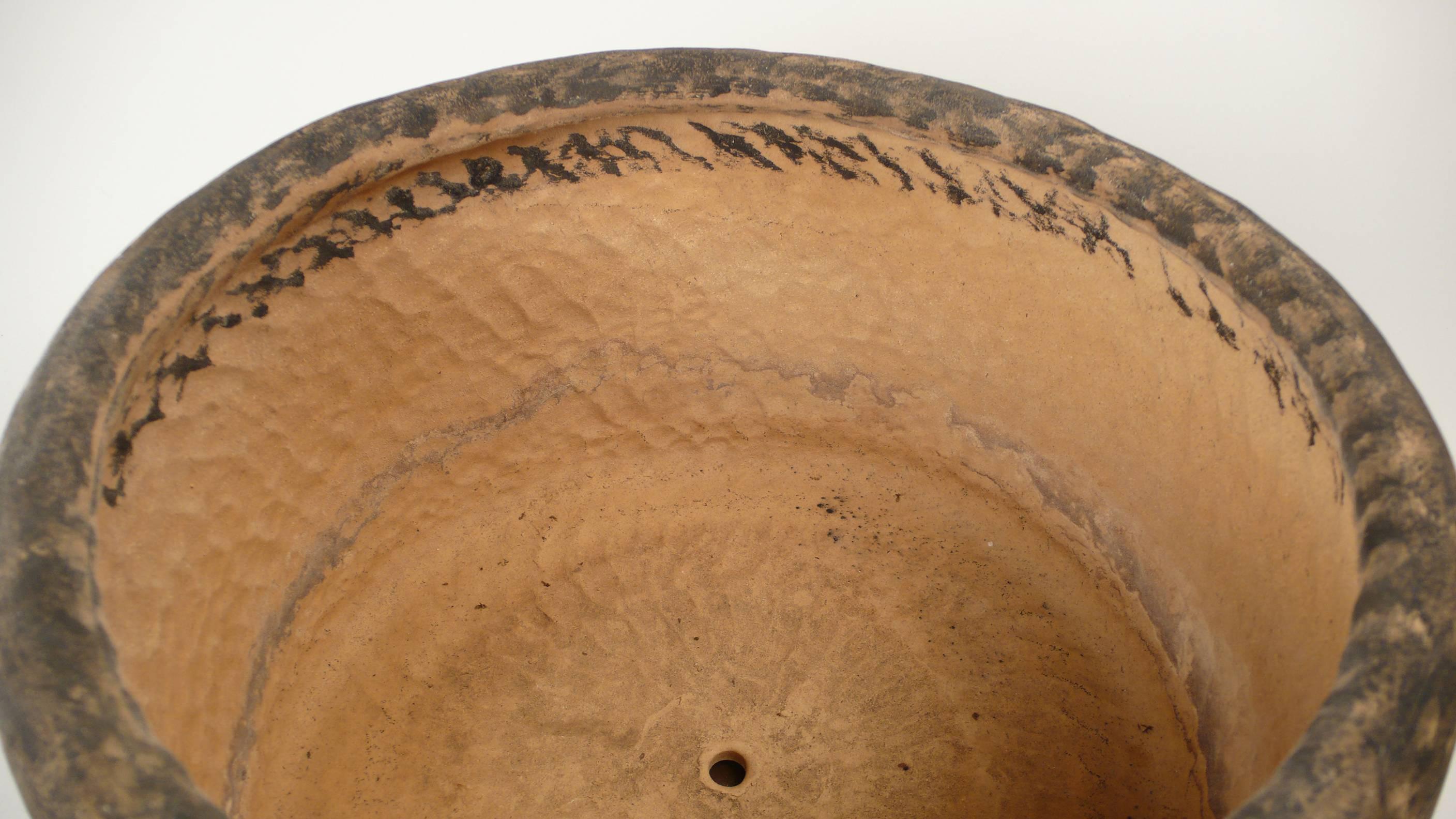 Jane And Gordon Martz Incised Ceramic Studio Pottery Planter with Original Stand In Excellent Condition In Dallas, TX