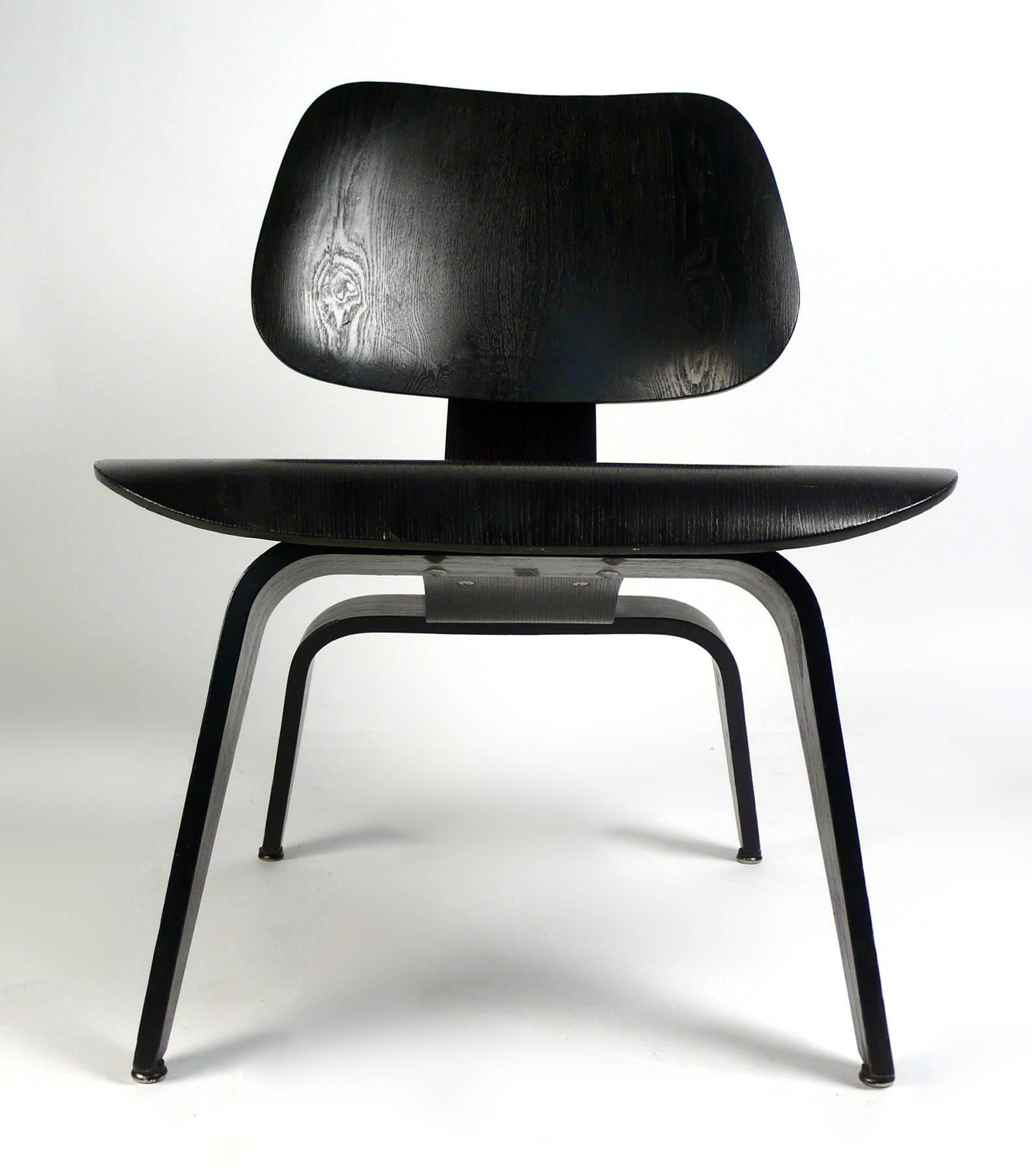 Early Production LCW conçu par Charles Eames et fabriqué par Herman Miller - 1955. La chaise est en très bon état d'origine avec la teinture analine noire d'origine. 