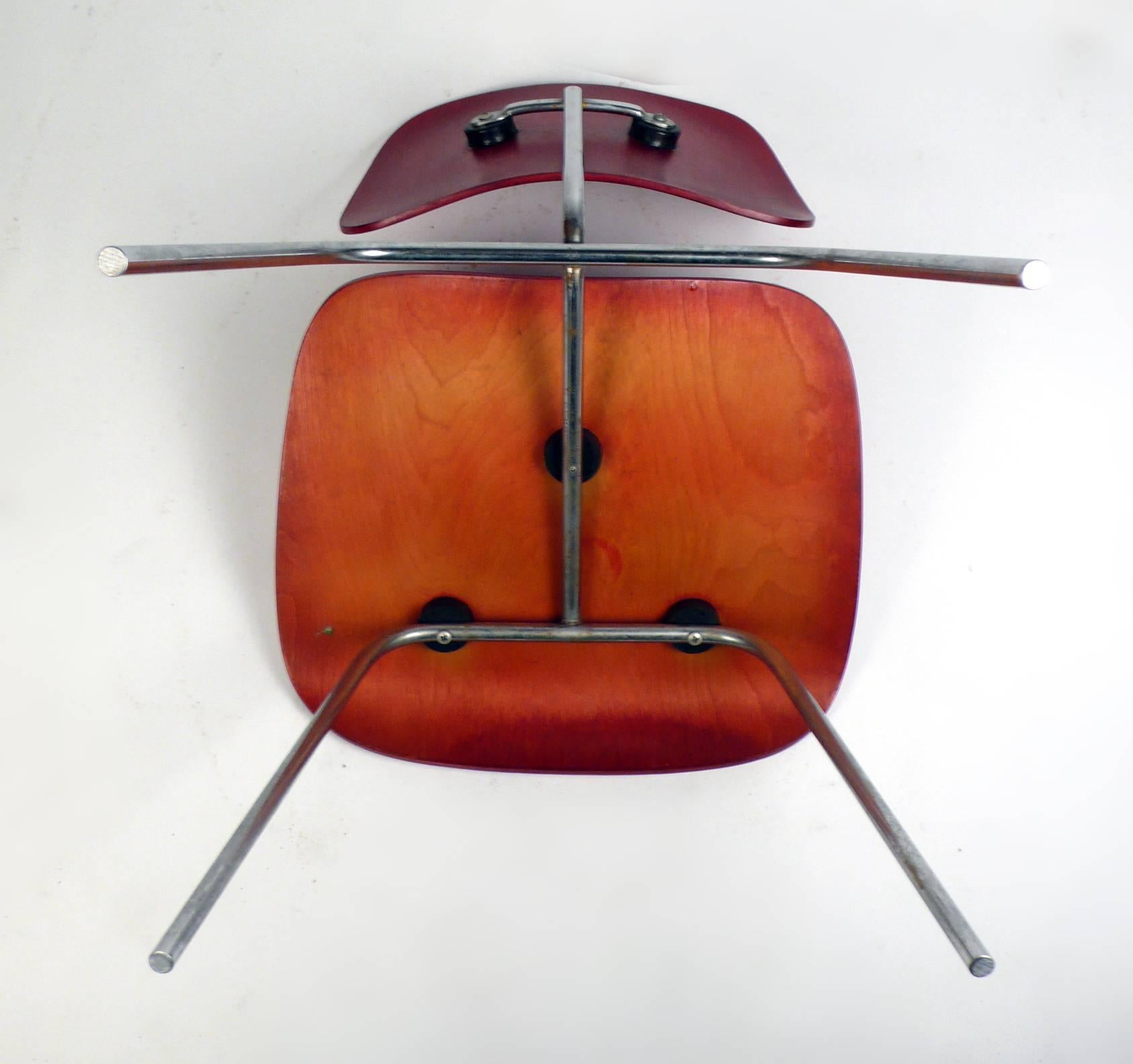 Production DCM by Charles Eames red 1950s In Good Condition For Sale In Dallas, TX