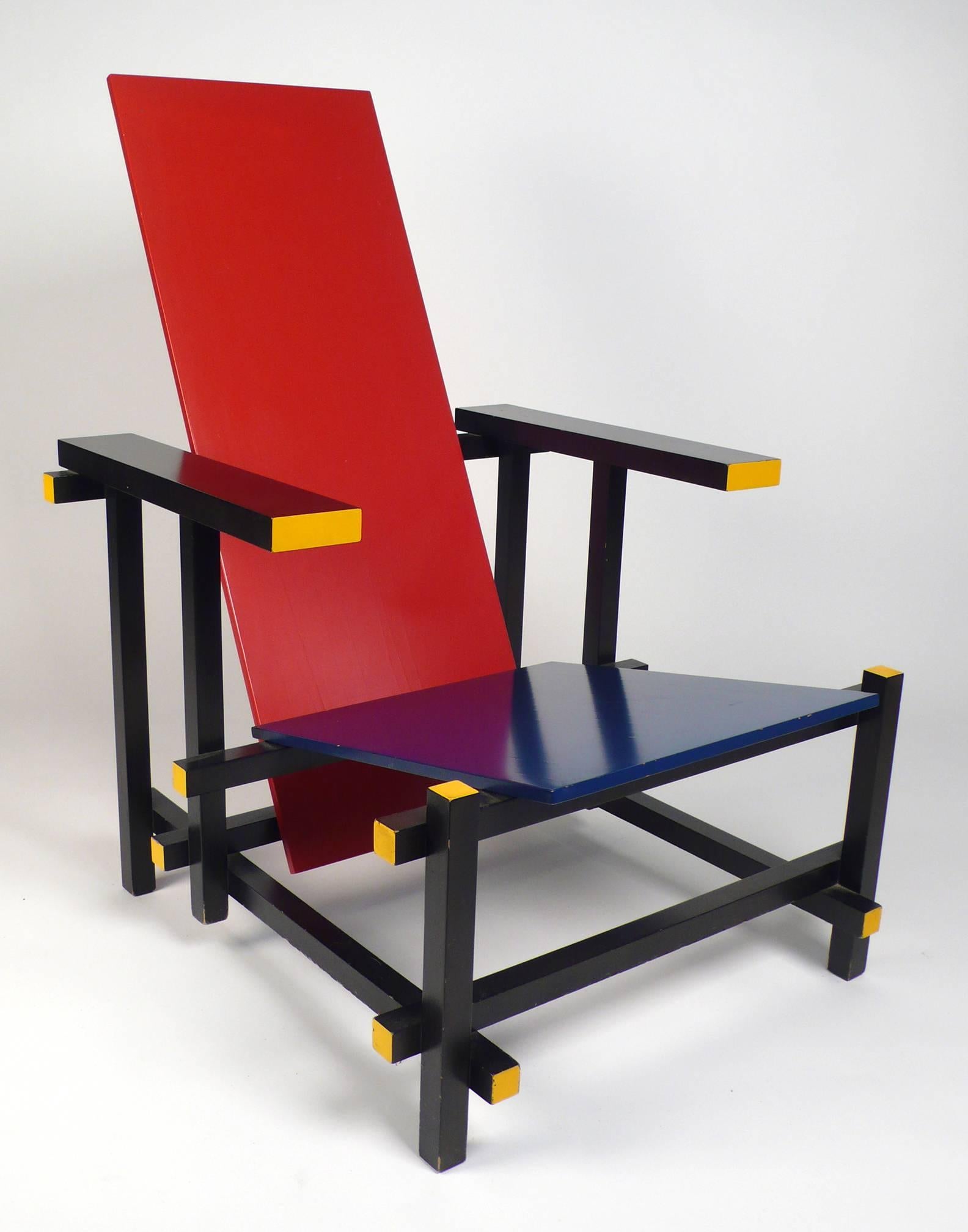 Vintage-Stuhl von Gerrit Rietveld, hergestellt unter Lizenz von Cassina. Auf der Unterseite des Stuhls gestempelt und nummeriert. Aus dem Nachlass eines bekannten lokalen Architekten. Ein schönes Beispiel, dass die perfekte Menge von Alter und