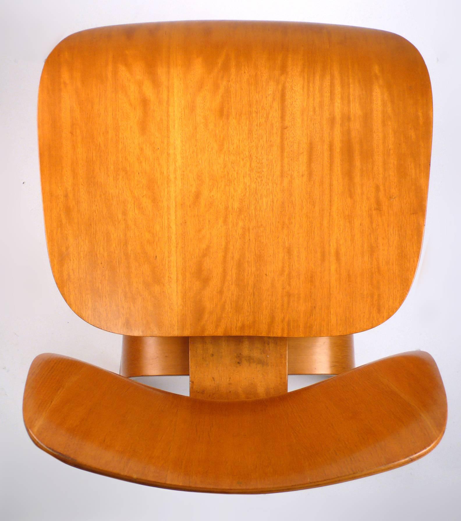 This is an excellent early example DCW Molded Plywood Chair designed by Charles Eames manufactured by Evans. Chair is in good condition and retains the early Evans/Eames/Herman Miller paper label, seat height 18".
