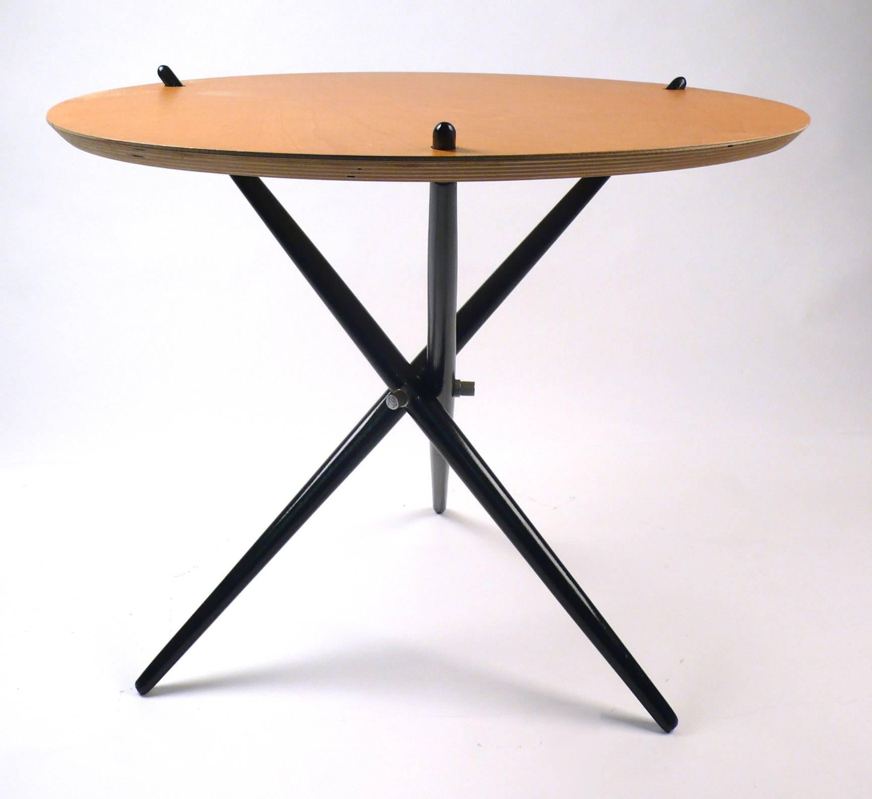 Paire de tables tripodes Knoll conçues par Hans Bellman en 1948.