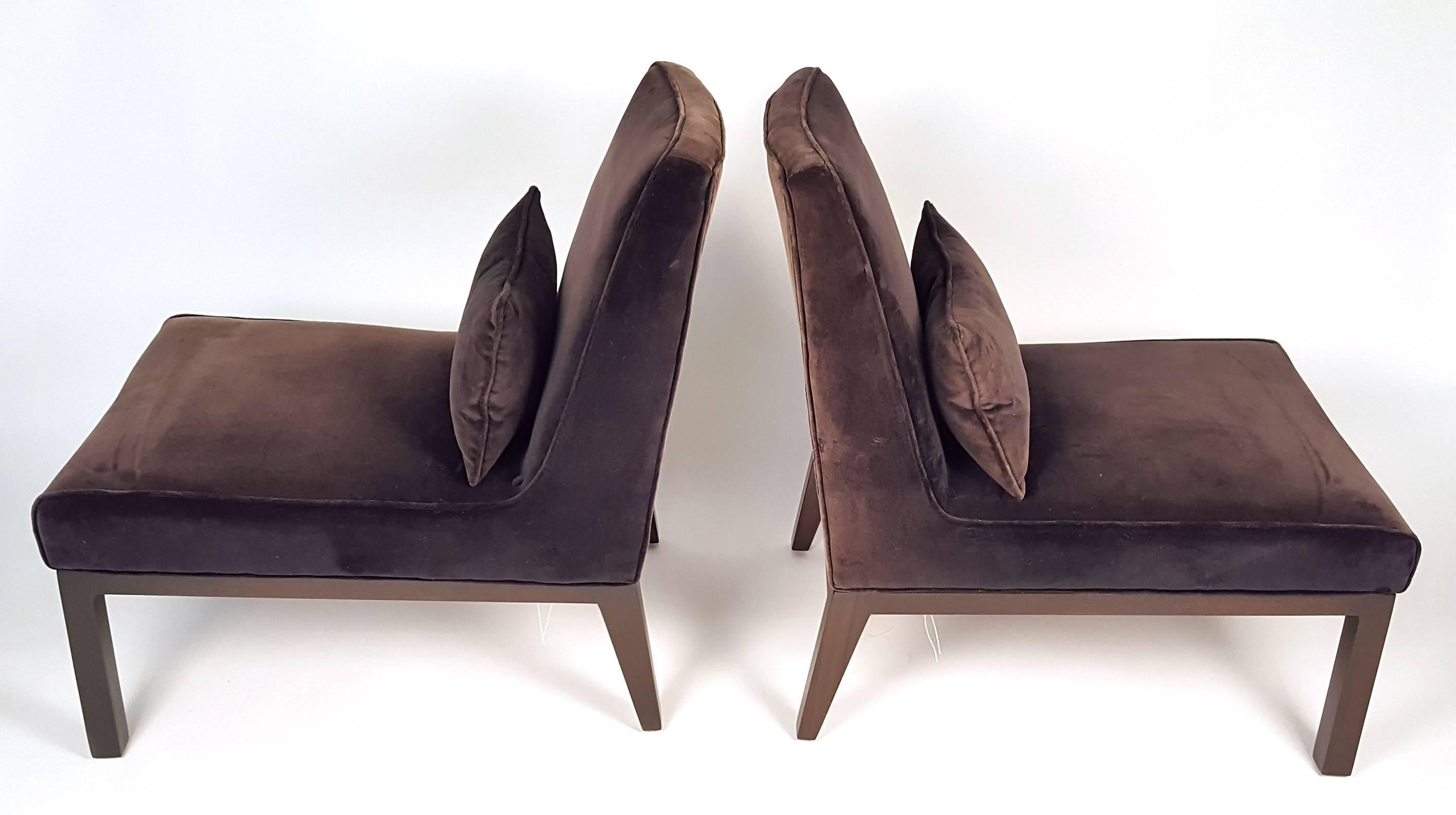 Sillas slipper de Edward Wormley para Dunbar con bases de caoba oscura y tapicería original de terciopelo negro. La tapicería se ha desteñido hasta adquirir un interesante tono berenjena. Incluye almohadas lumbares rellenas de plumón.