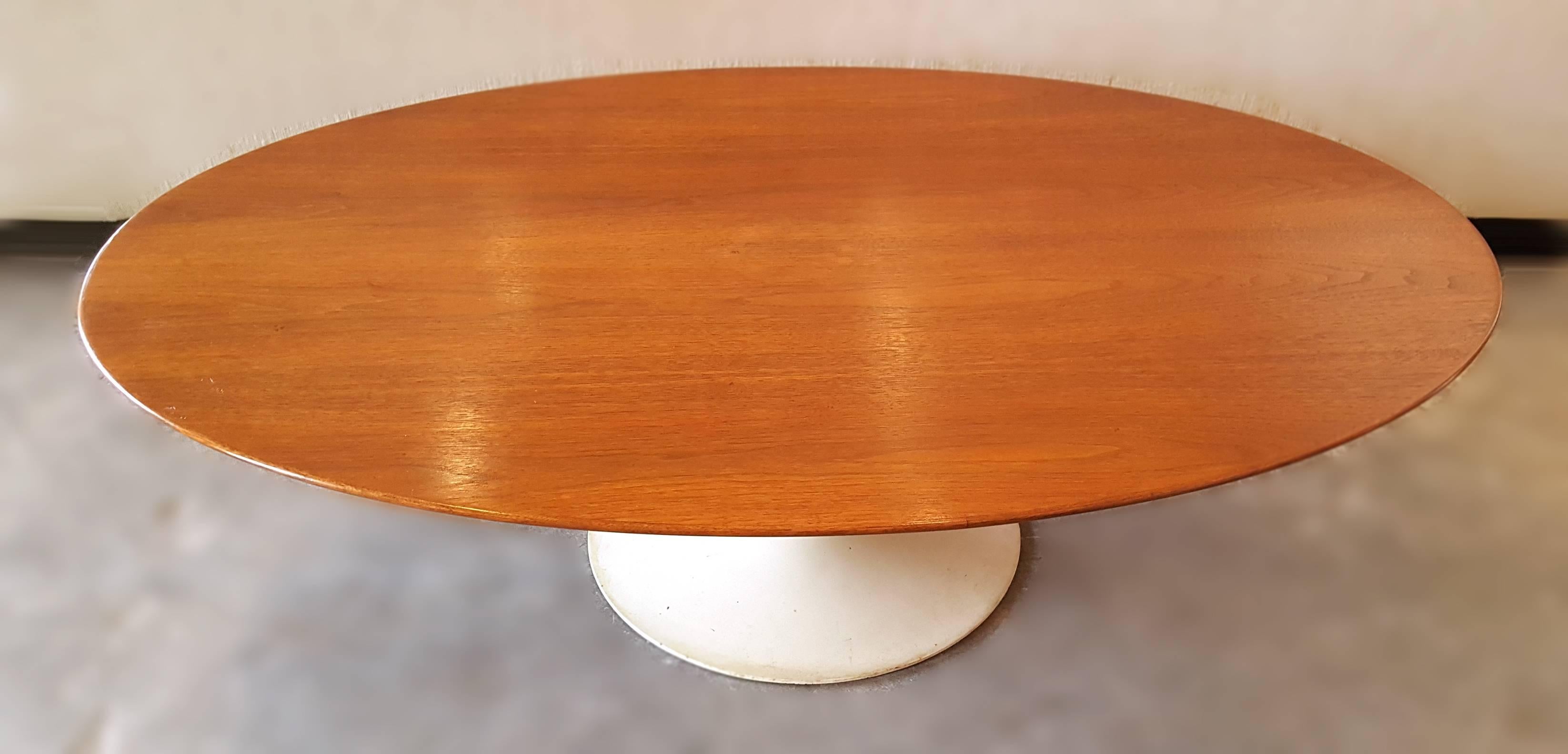 Mid-Century Modern Oval Eero Saarinen Coffee Table for Knoll 1950s white base