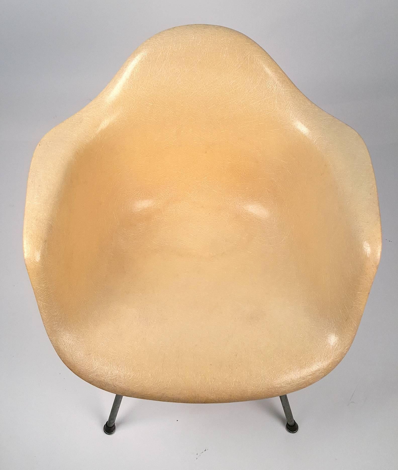 Chaise longue Eames LAX Armshell Bon état - En vente à Dallas, TX