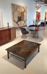 Table basse en bronze dépoli à l'acide Philip et Kelvin LaVerne à motif "classique"