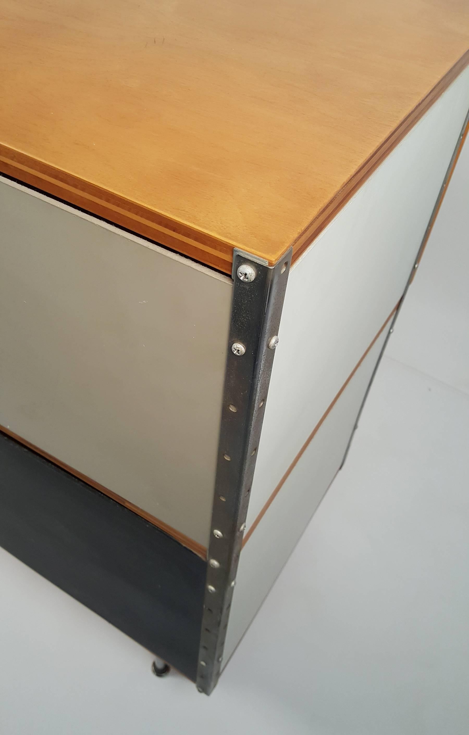 Mid-20th Century 1950s Charles & Ray Eames ESU 200 Storage Unit Credenza for Herman Miller