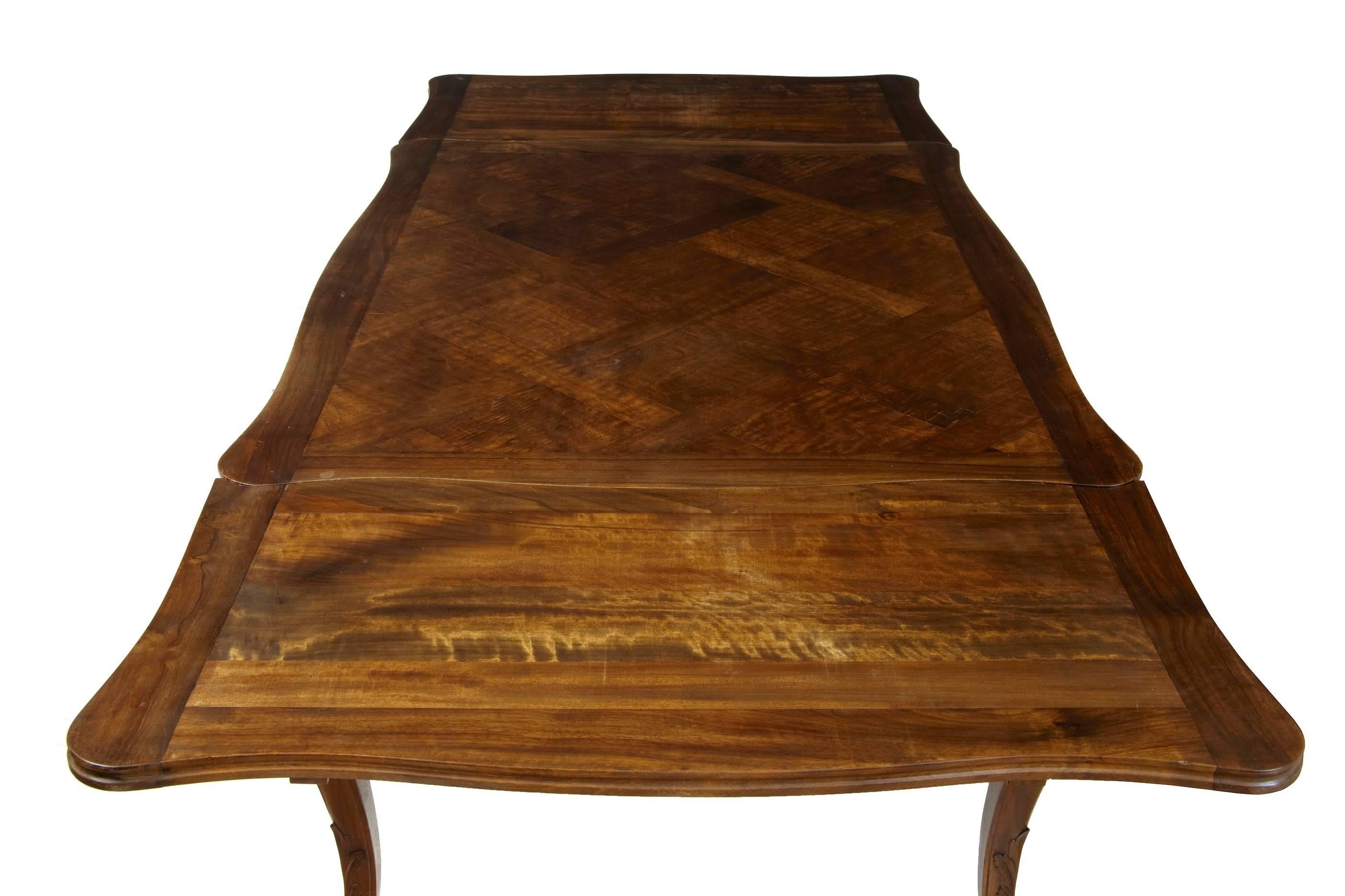 19th Century French Walnut Parquet Farmhouse Drawleaf Table In Good Condition In Debenham, Suffolk