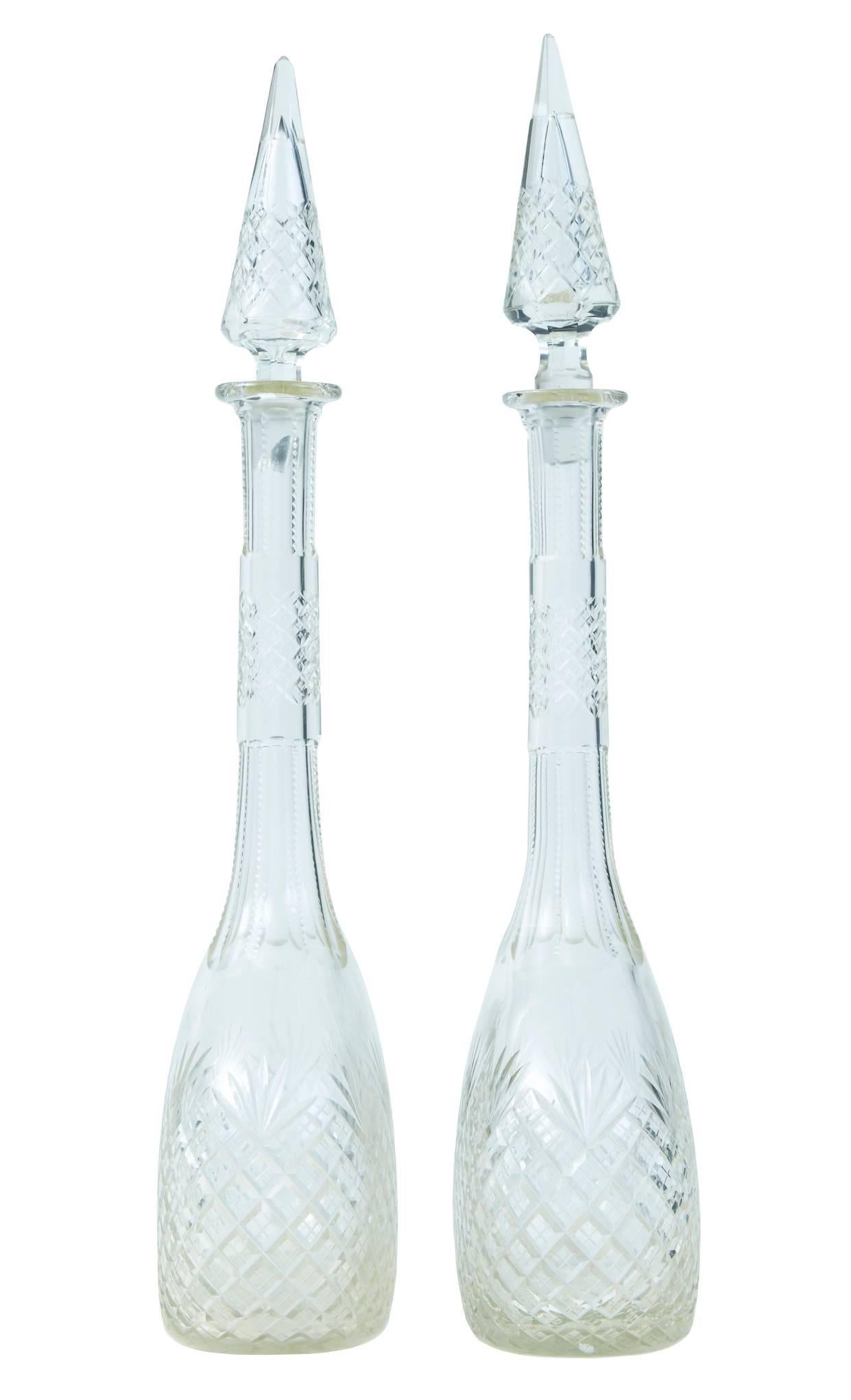 Fine pair of 1920's decanters with original stoppers.
1 chipped stopper at the base.

Height: 18