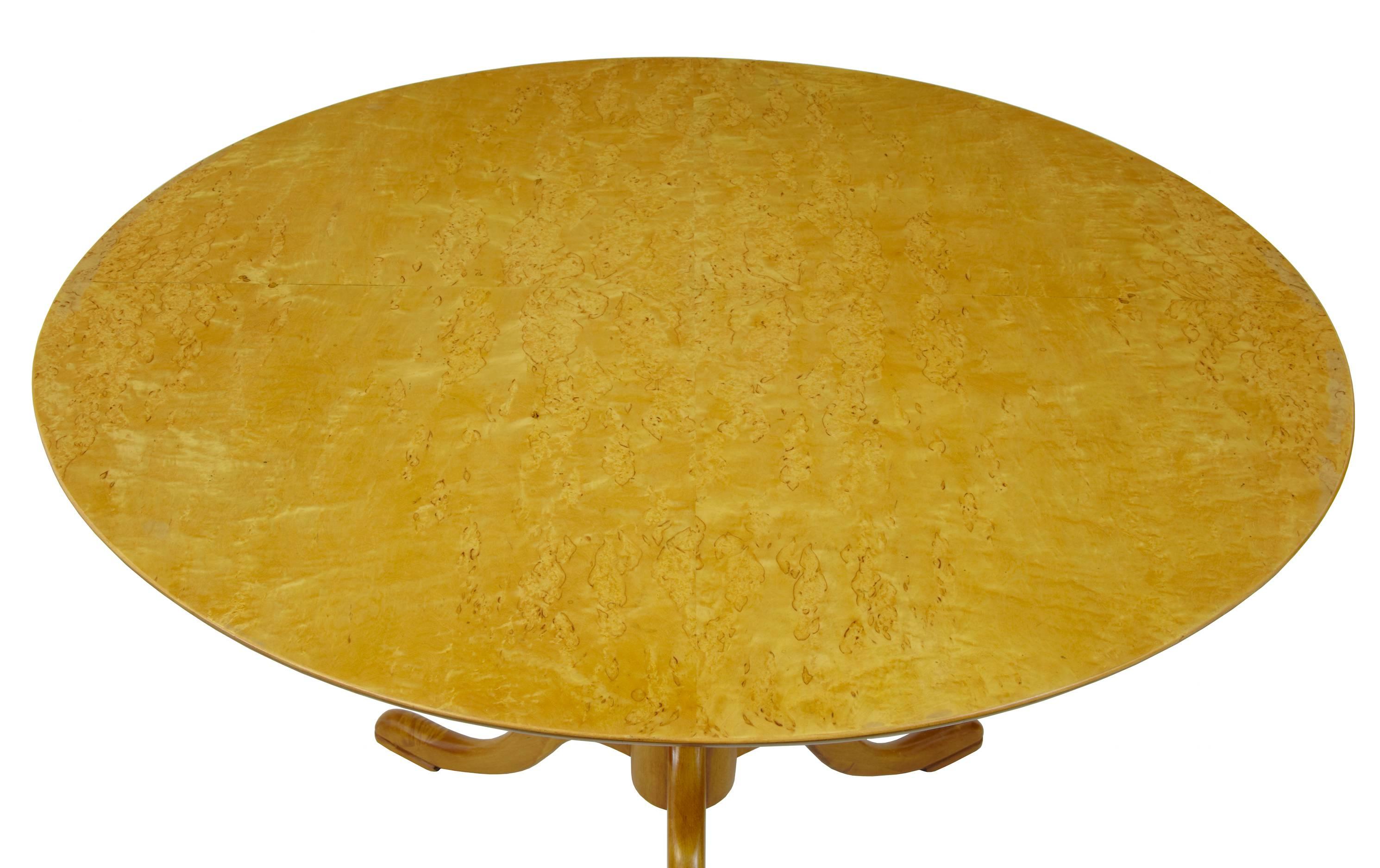 Good quality birch occasional table, circa 1950.
Quarter veneer top.
Standing on turned tripod base with pad foot.

Measures: Height: 27 1/2