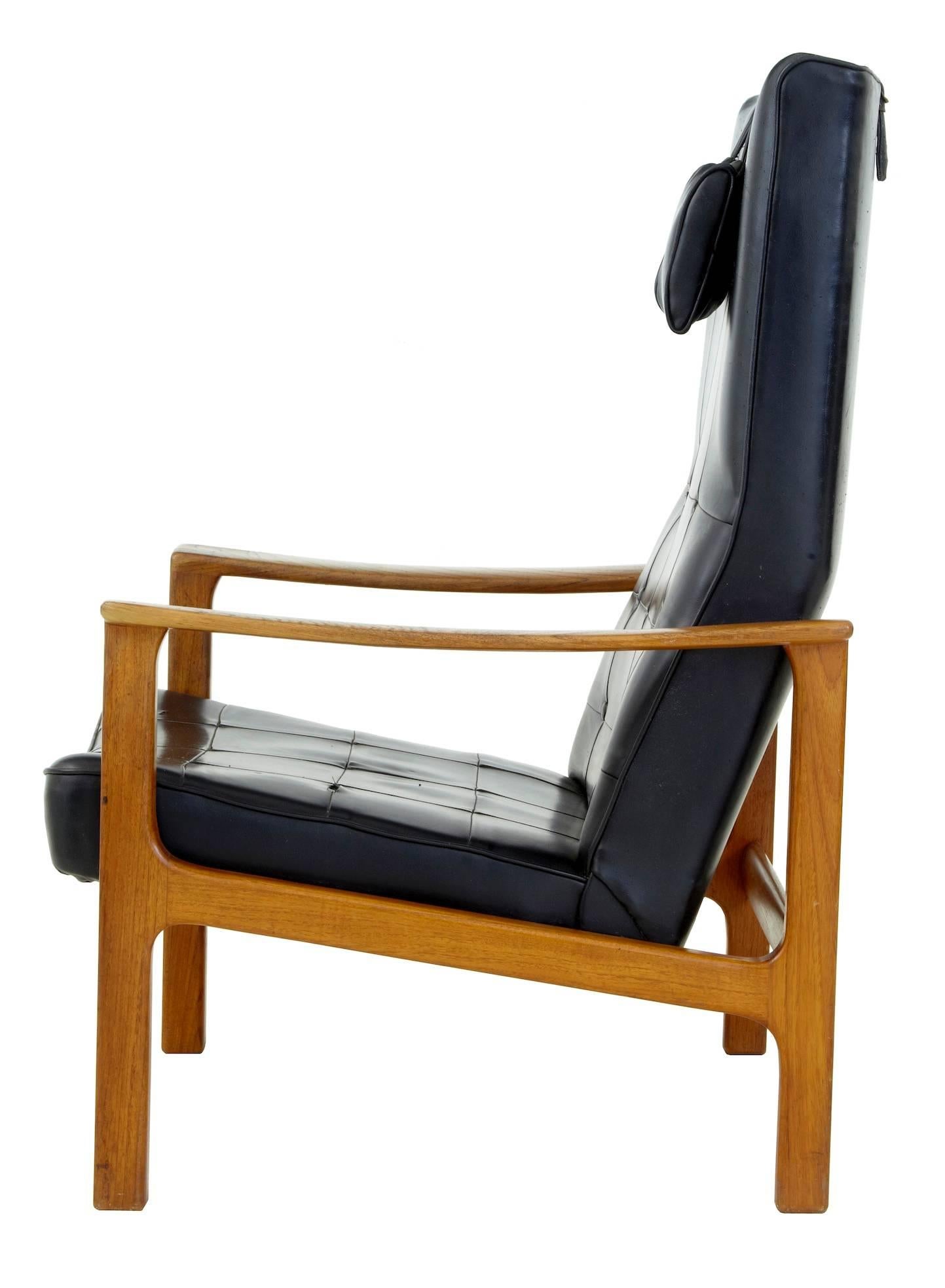 Fine piece of scandinavian design, circa 1960.
Solid teak frame, with reclining capabilities.
Black leather with squared piping.
A few buttons missing to the back.
Some pitting and scratch marks to leather on the seat and top of head