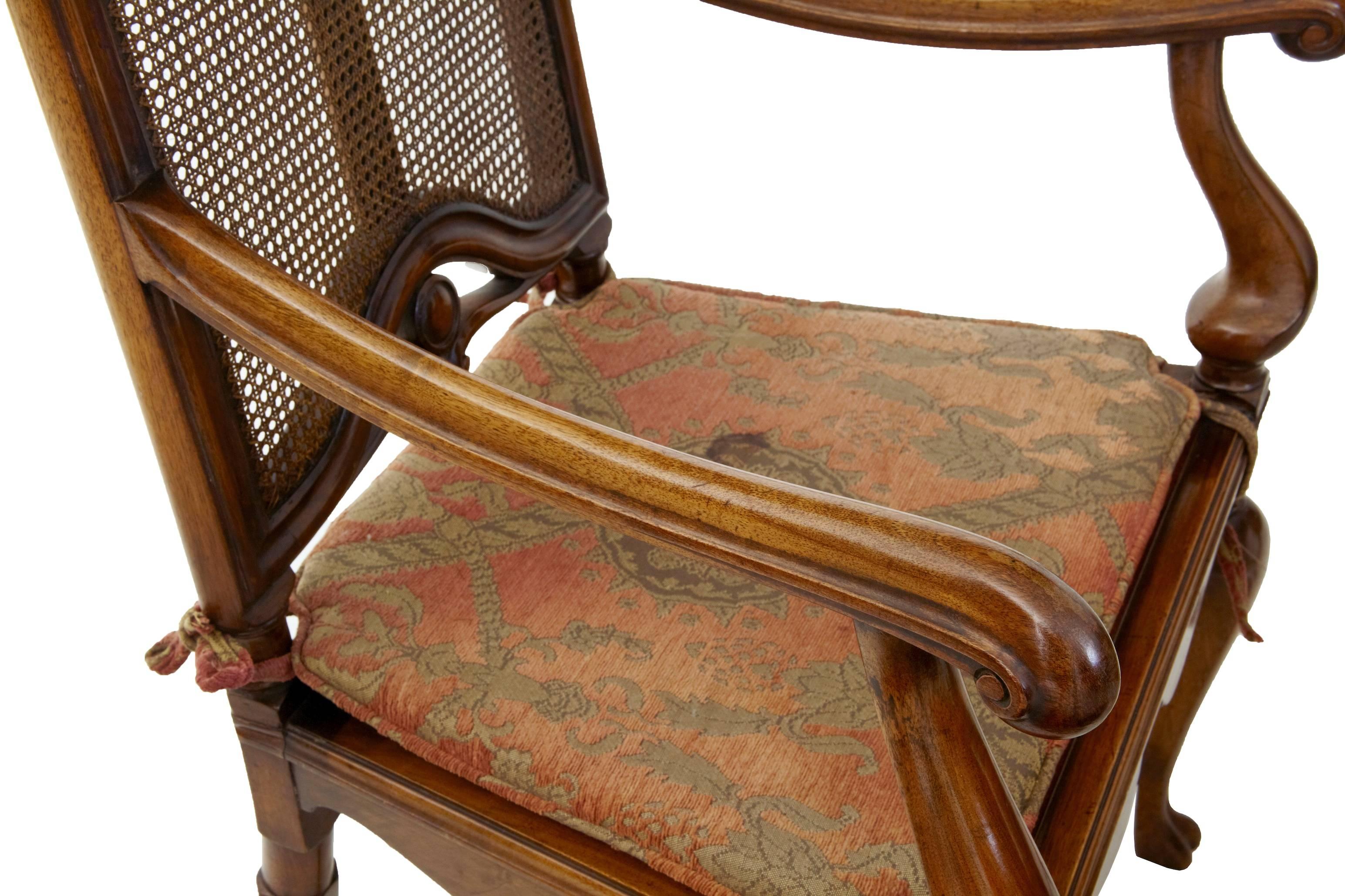Set of Eight Late 19th Century Walnut William and Mary Design Dining Chairs In Good Condition In Debenham, Suffolk