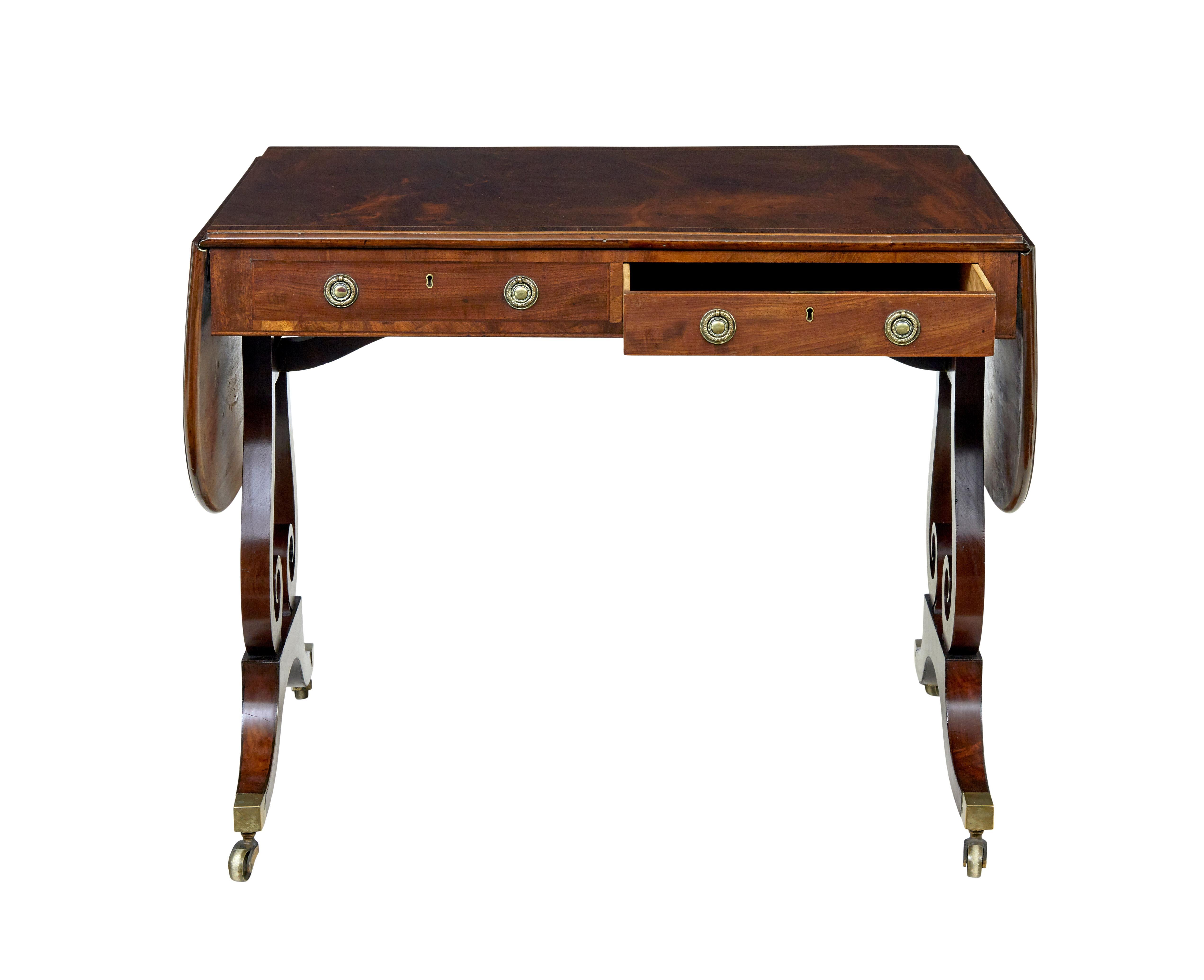 Britannique Table de canapé en acajou du début du 19e siècle en vente
