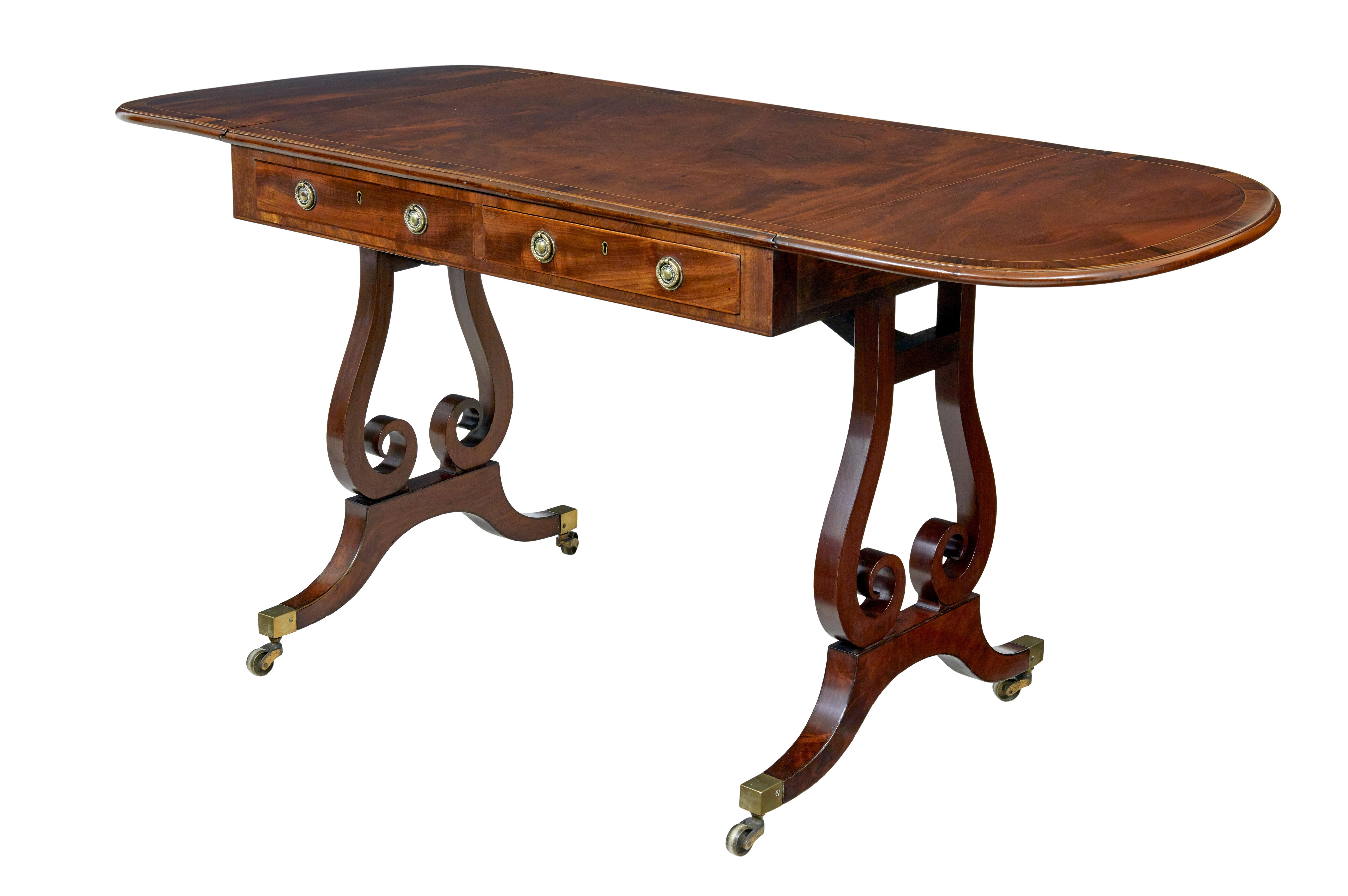 Table de canapé en acajou du début du 19e siècle, vers 1820.

Table de canapé en acajou d'époque régence de bonne qualité. Dessus et feuilles en acajou flammé avec bord croisé et cordes. Volets en forme de D qui s'ouvrent. Equipé d'un tiroir de