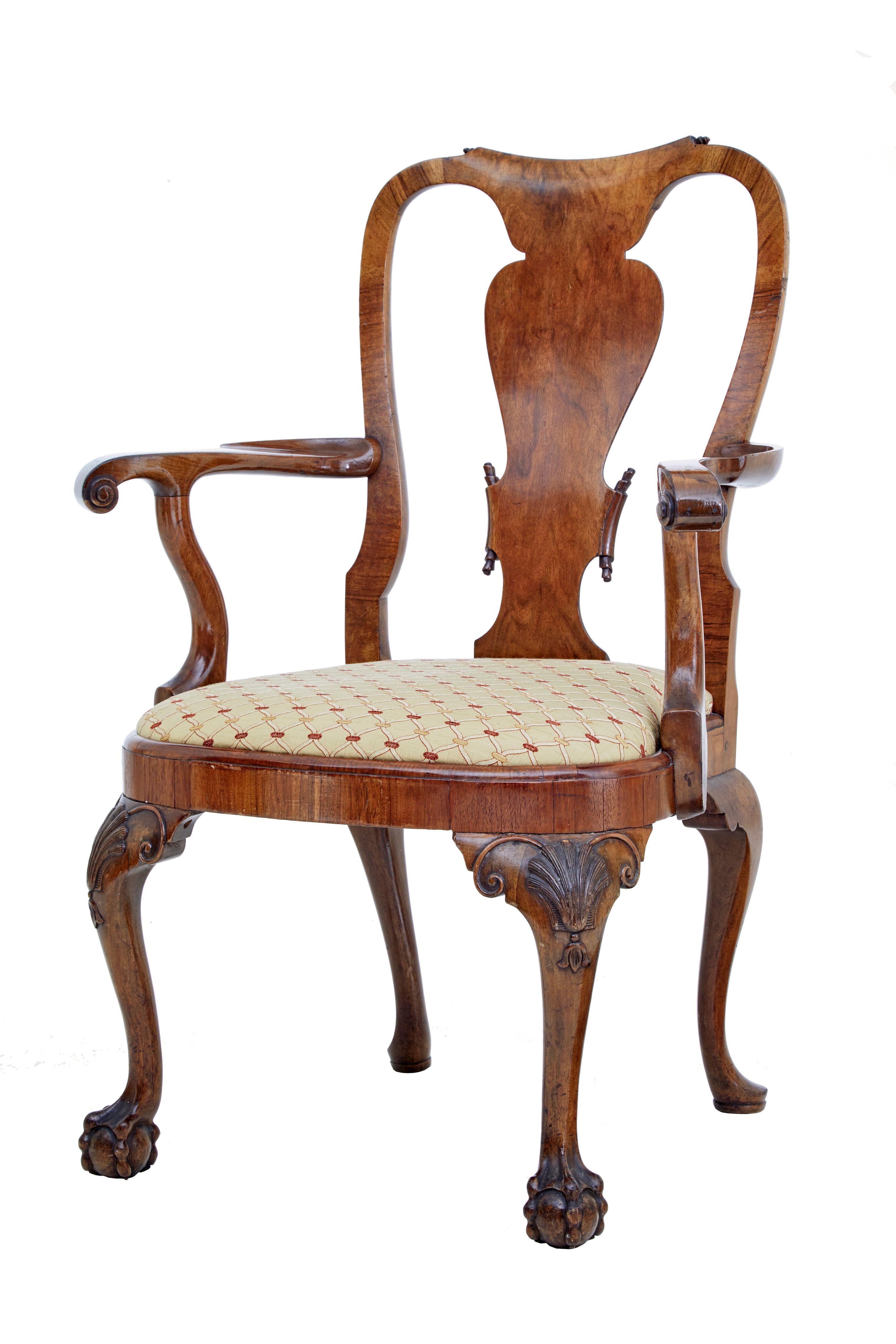 Satz von 8 geschnitzten Nussbaum-Esszimmerstühlen von Spillman & Co um 1910.

Hochwertiger Satz von 8 Esszimmerstühlen aus Nussbaumholz des bekannten Londoner Einzelhändlers Spillman & co aus London.

Alle 8 Stühle sind Carver-Armlehnstühle und