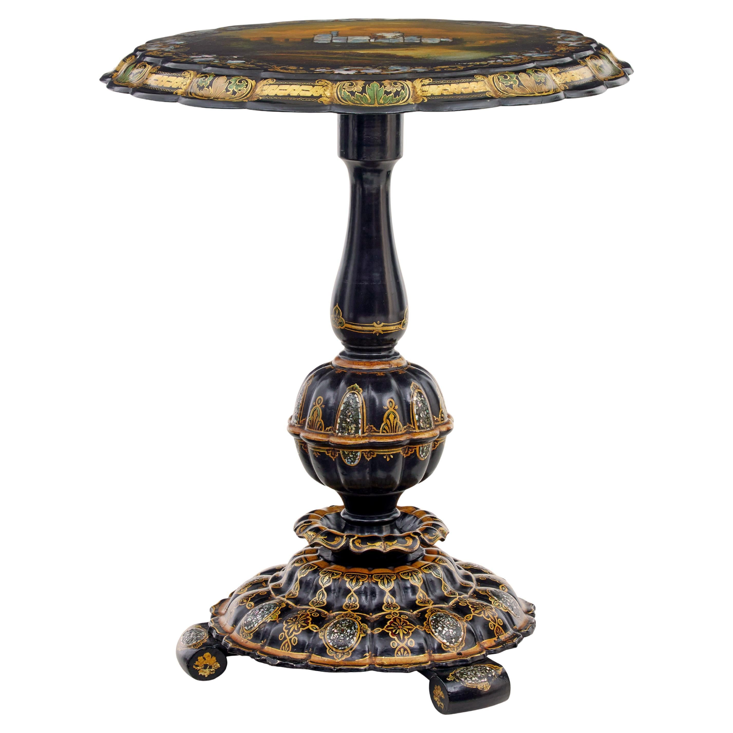Table à bascule du XIXe siècle en papier mâché et incrustation de nacre peinte en vente