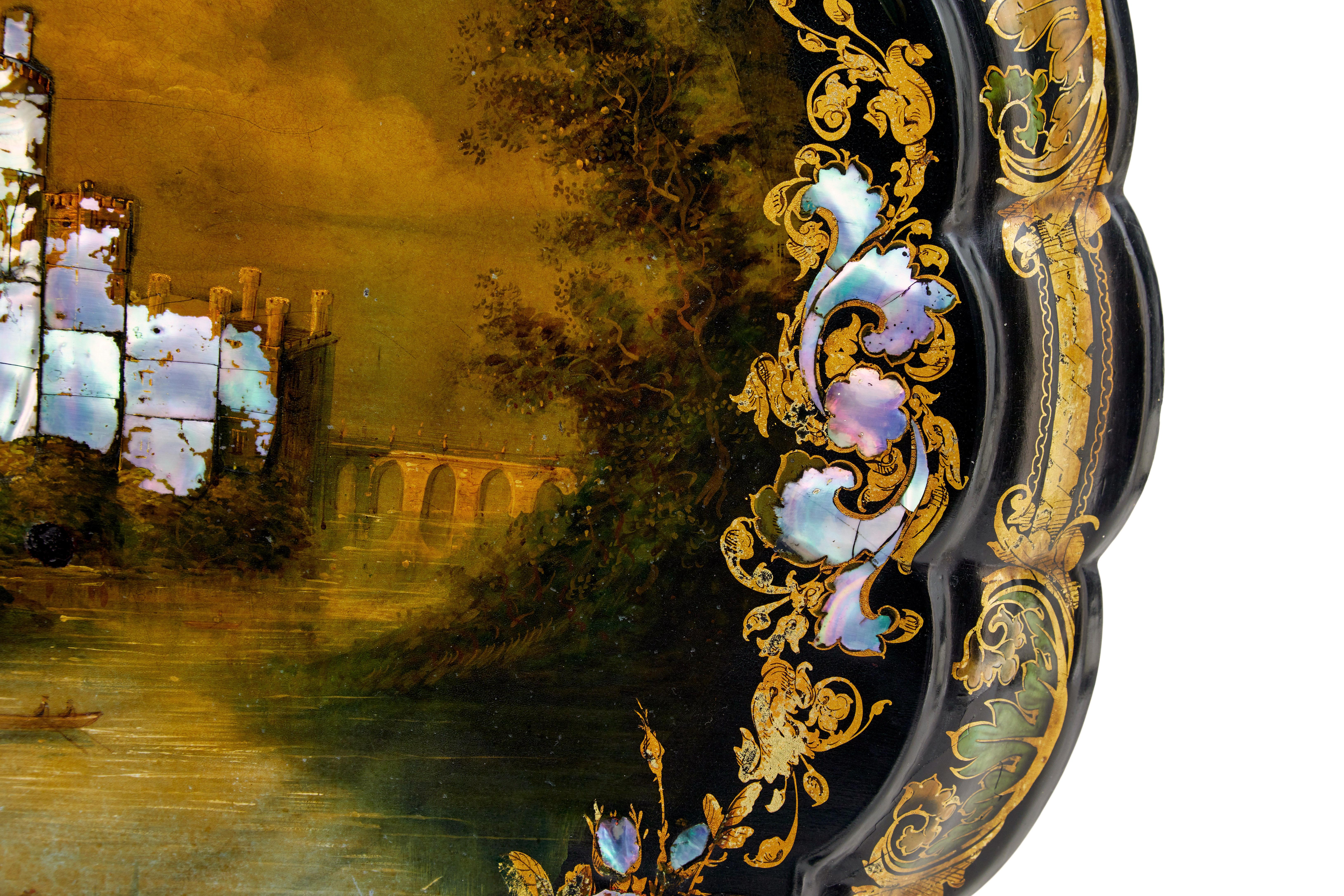 Nacre Table à bascule du XIXe siècle en papier mâché et incrustation de nacre peinte en vente
