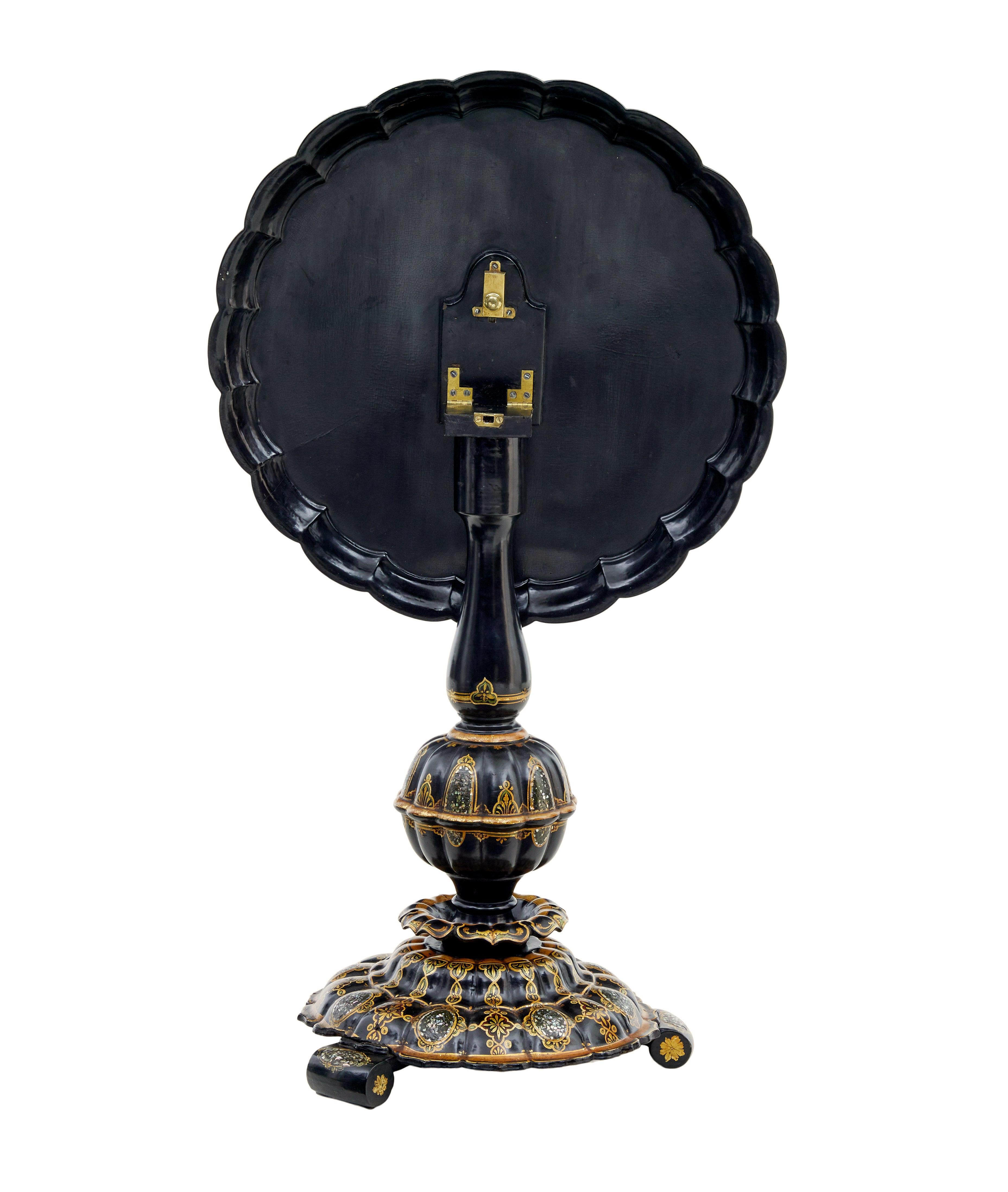 Table à bascule du XIXe siècle en papier mâché et incrustation de nacre peinte en vente 3