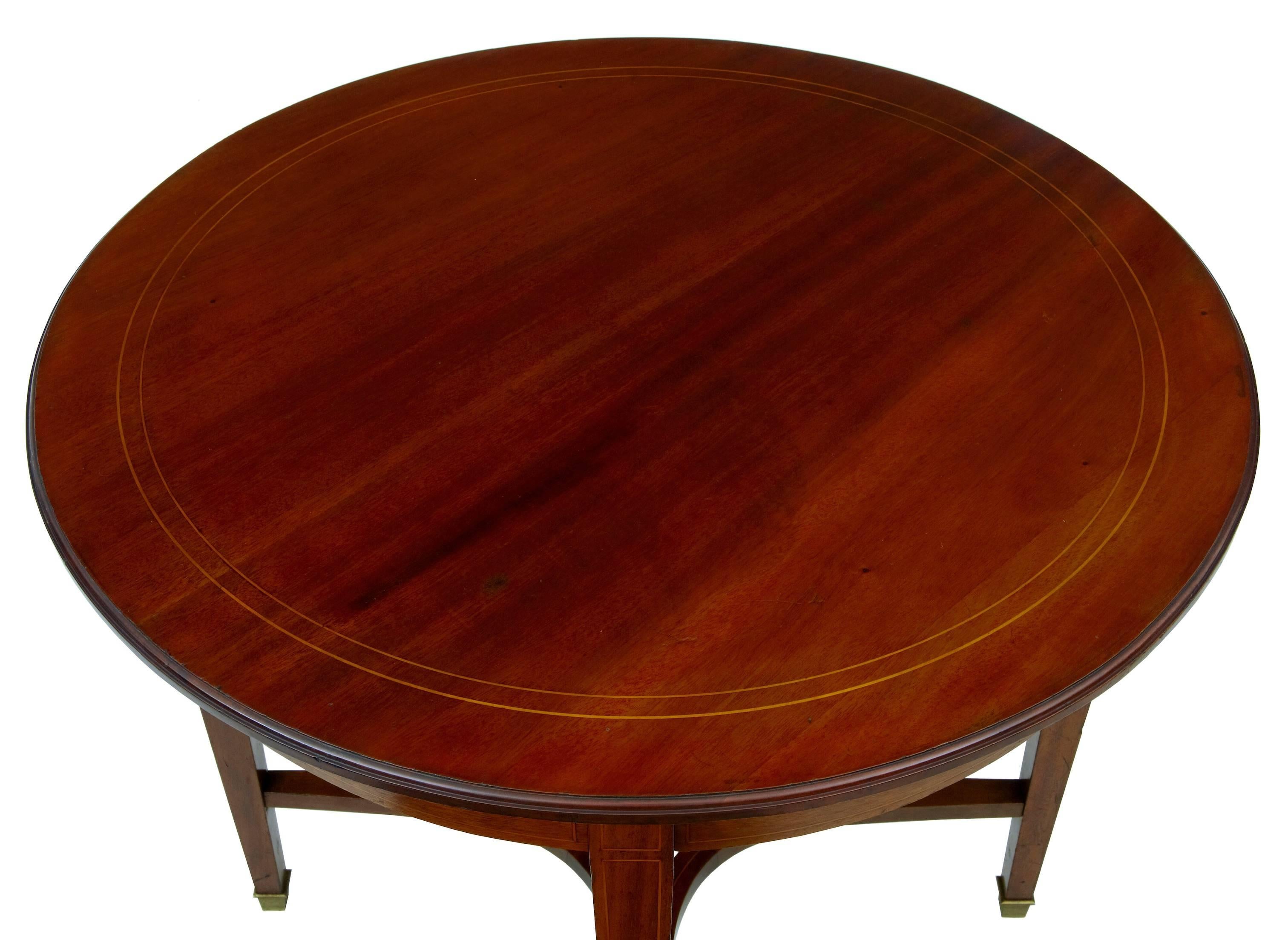 Mahogany round center table with satinwood stringing.

Some surface marks to top.

Measures: Height 27 1/3