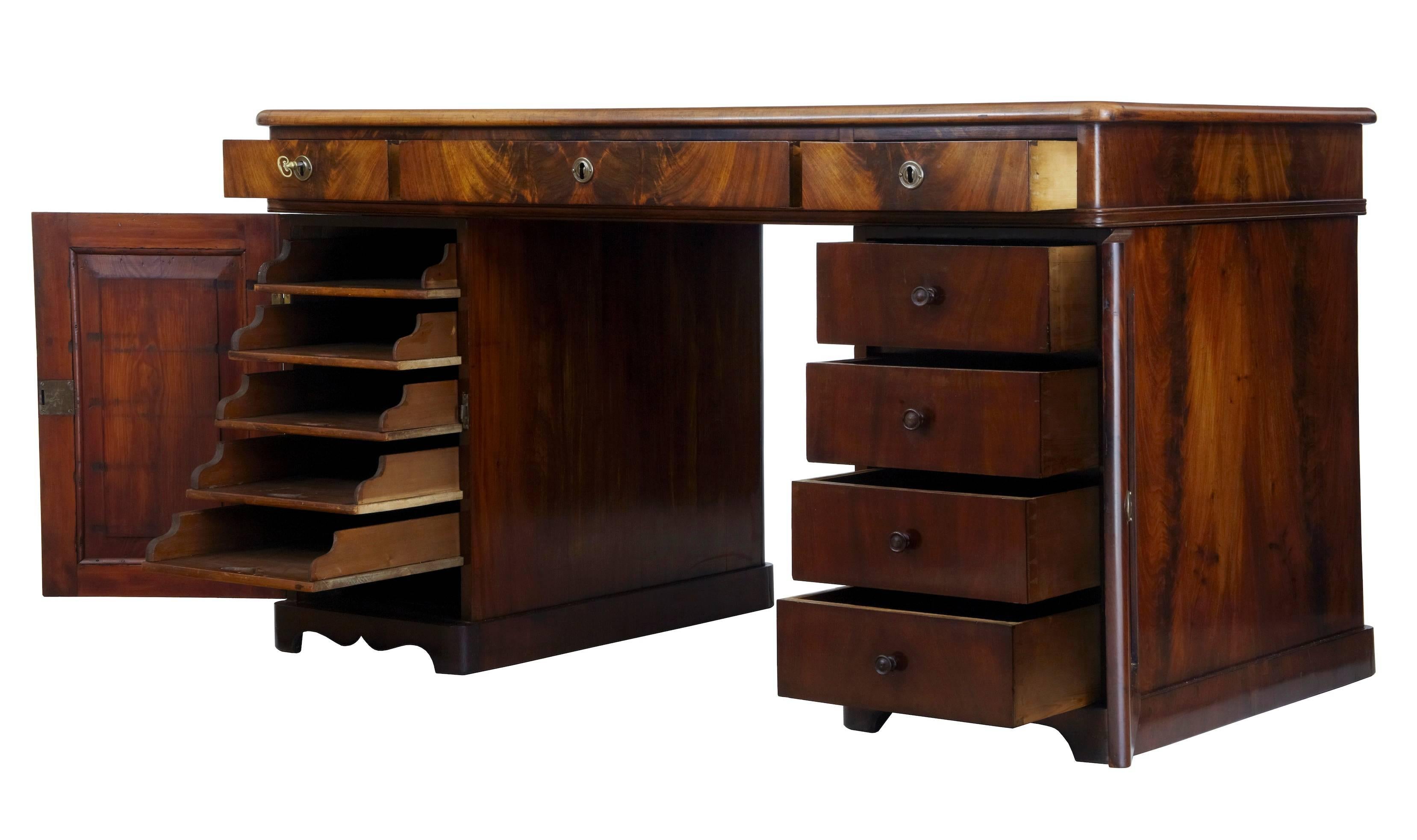 Good quality mahogany three-part pedestal desk, circa 1850.
Three drawers in the top, four fitted drawers in the right side and five slide drawers in the left pedestal.
Currently fitted with a leather that would benefit from being