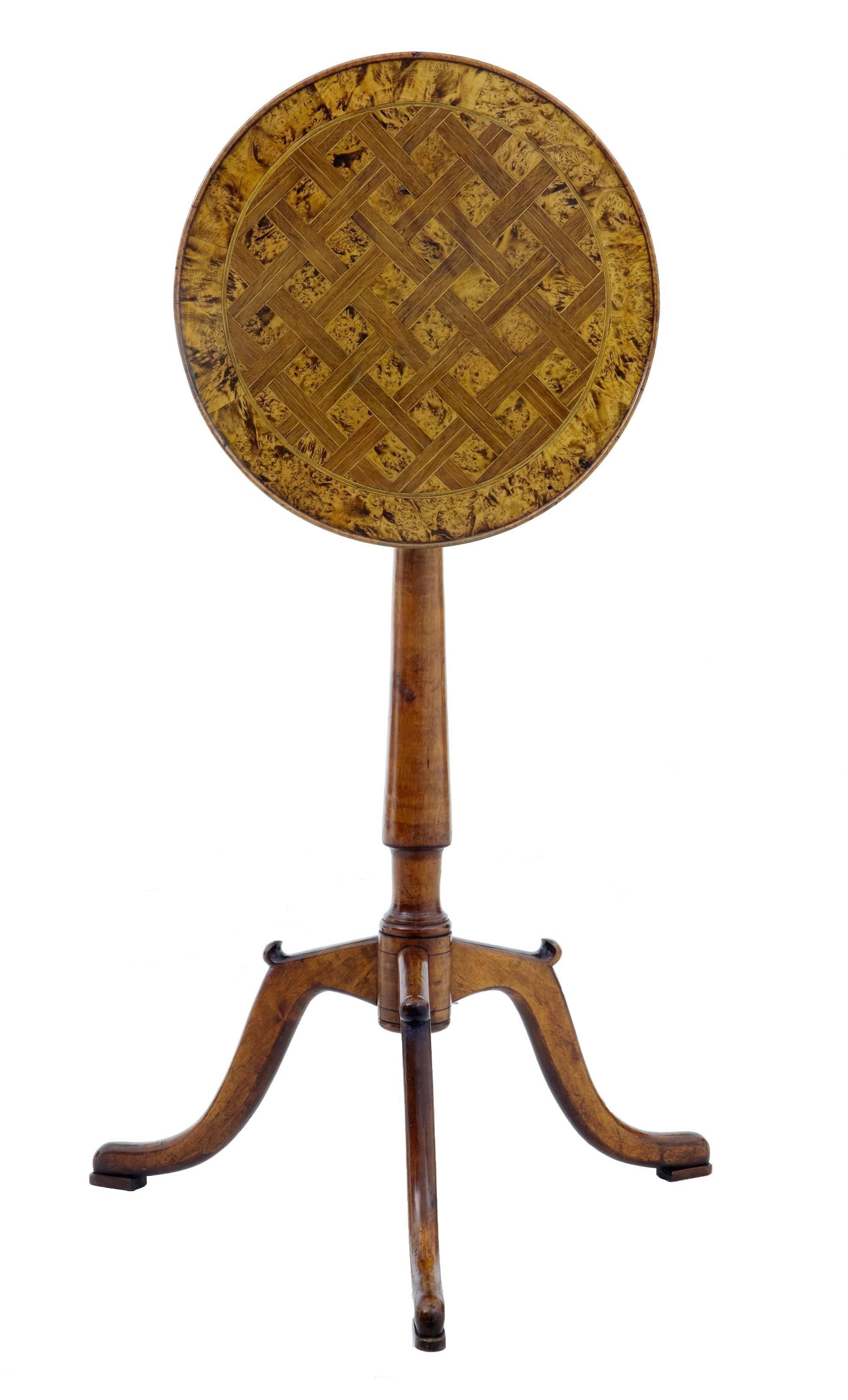 Rare small occasional table, made from alder root and boxwood on the top and a birch base, circa 1850.
Tilt top which is fixed by a peg.

Measures: Height 30 1/3