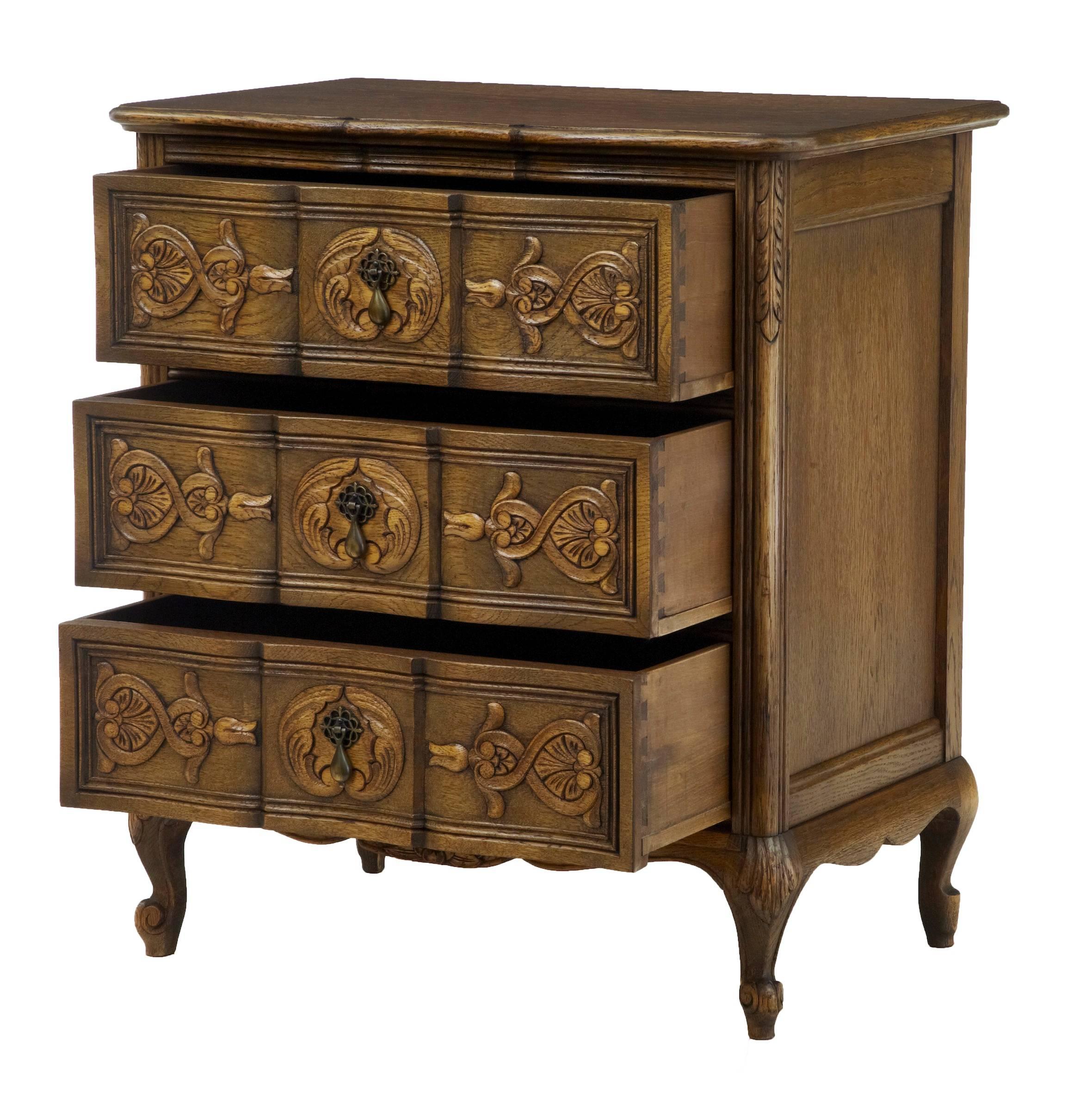 Good quality oak commode, circa 1960 in the French Provincial style.
Scallop shaped front.
Three drawers with drop handles.
Measures:
Height: 26