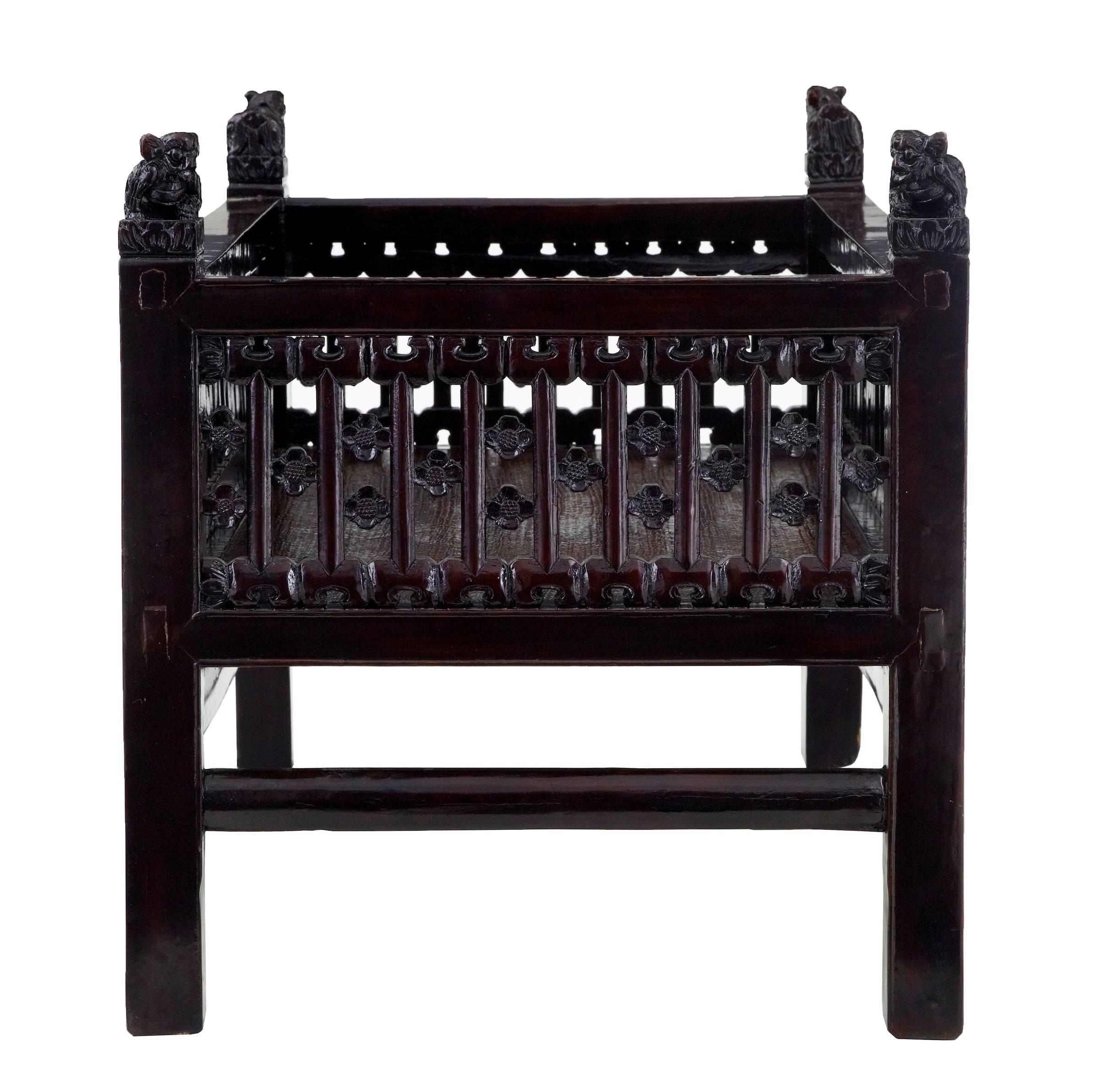 Chinese export carved jardinière, circa 1890.
With carved dogs of foe on each corner.
Rattan base which we believe lends itself to a planter but could be a small bed.
Measures:
Height: 22 1/2