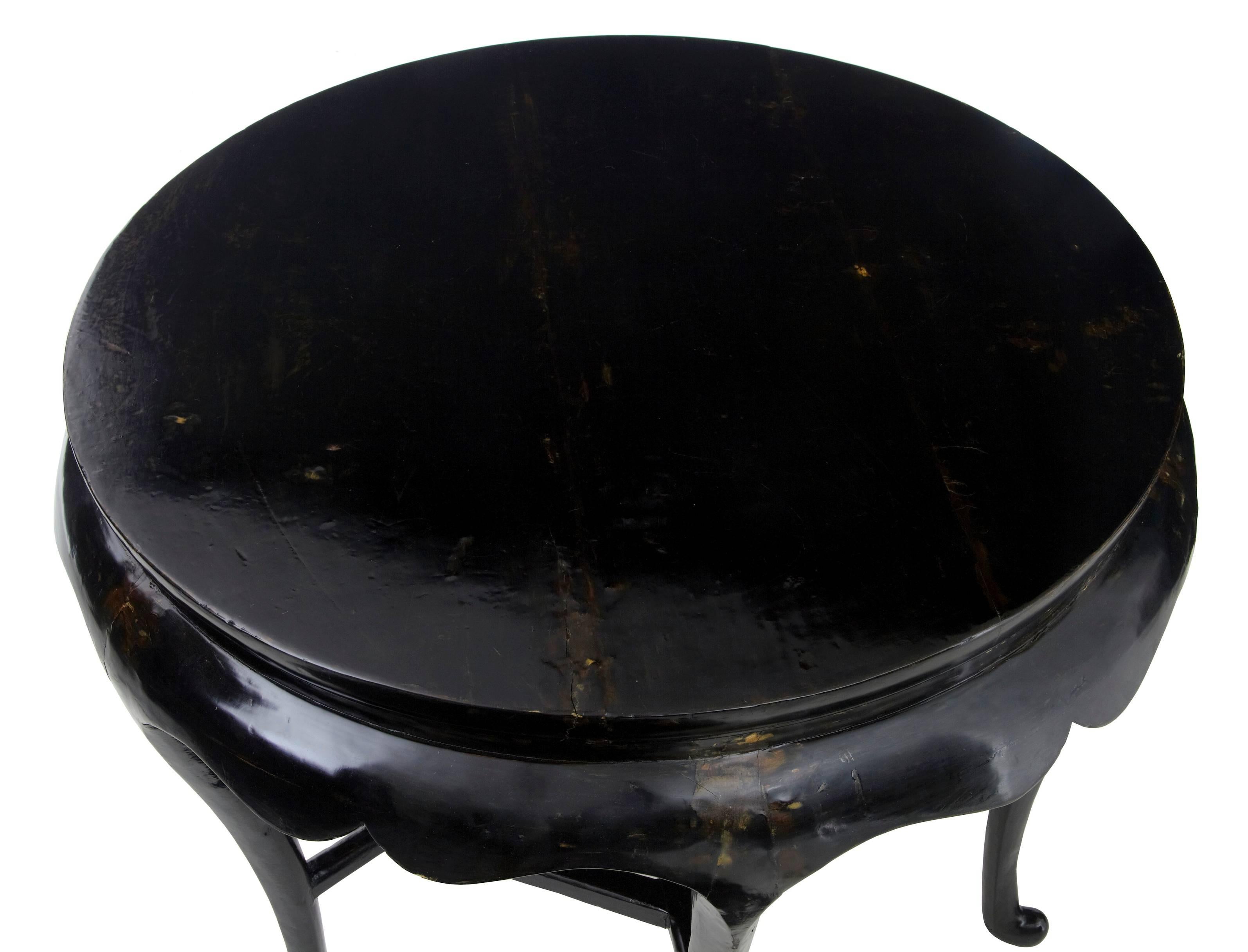 Chinese black lacquered center table.
Six cabriole style legs united by a cross lattice tier, standing on a scrolling foot.
Some minor loss to lacquering
Measures:
Height: 31 3/4