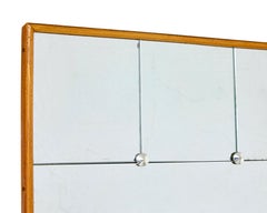 Specchio svedese a segmenti della metà del secolo con cornice in faggio