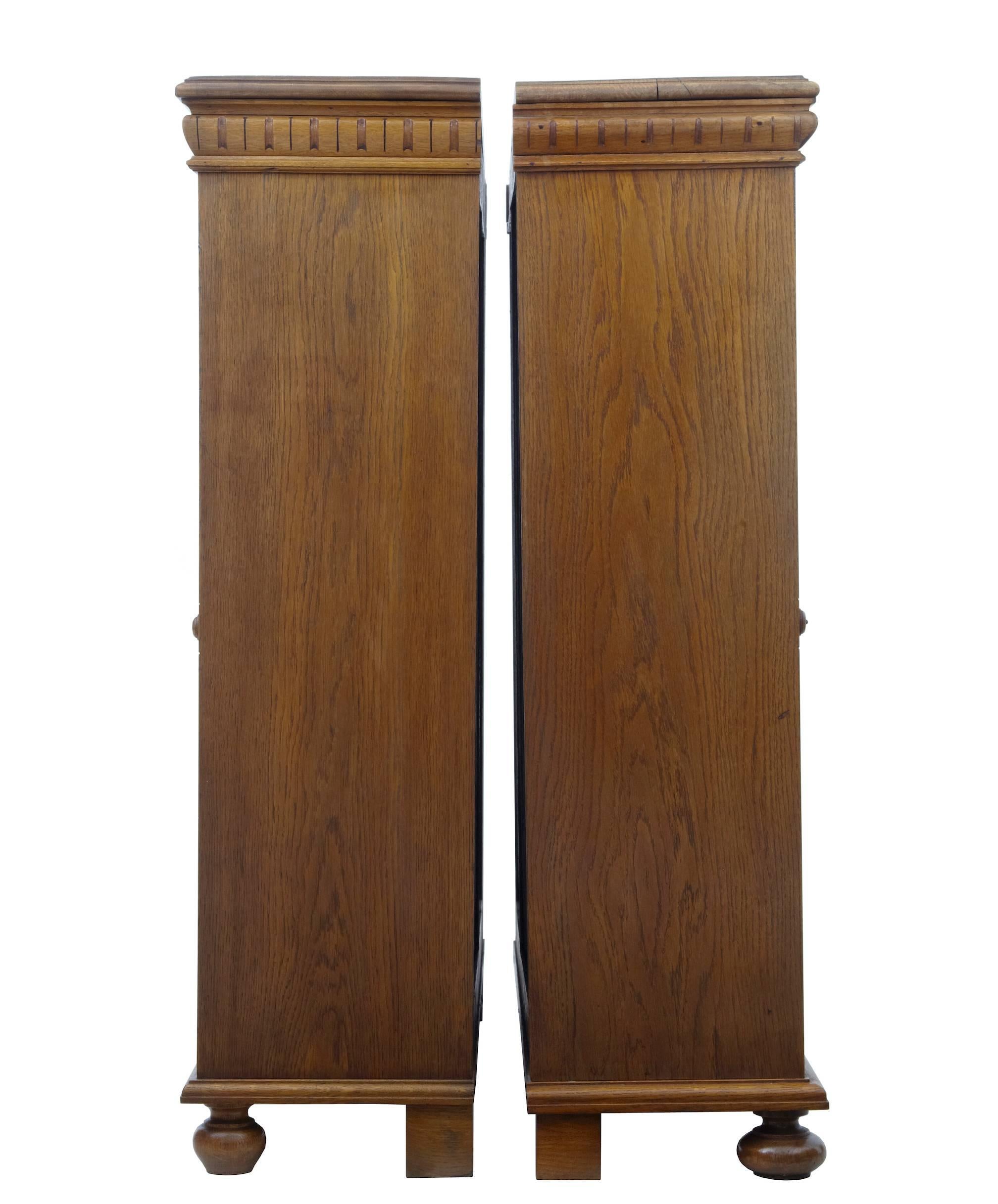 Near pair of open oak bookcases, circa 1910.
Each containing three adjustable shelves.
Different type of bun feet on each.
One with oak veneered shelves the other in pine.
Some surface marks and veneer restoration.

Measures: Height: 43