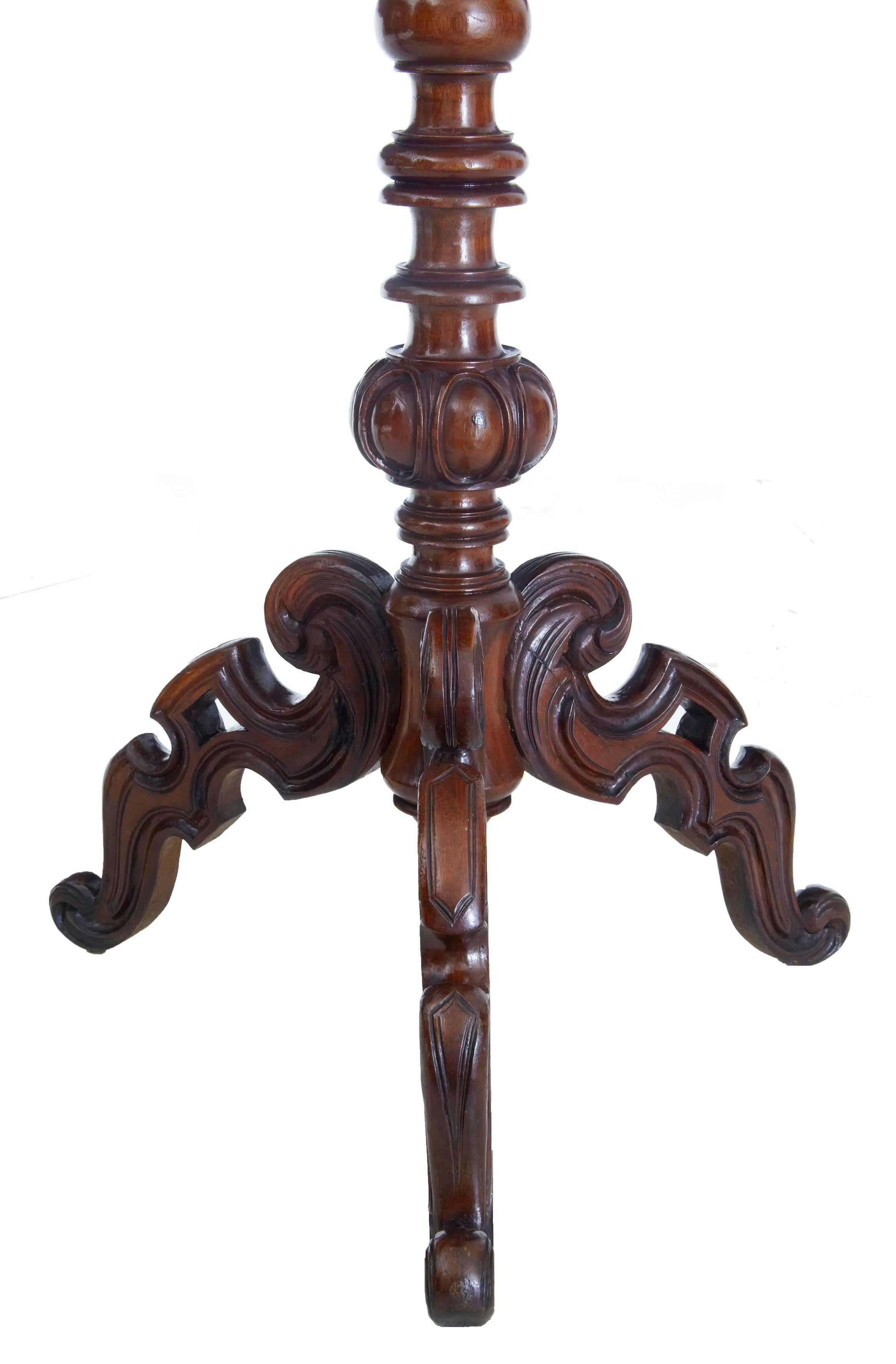 Woodwork Pair of 19th Century Victorian Walnut Tripod Tables