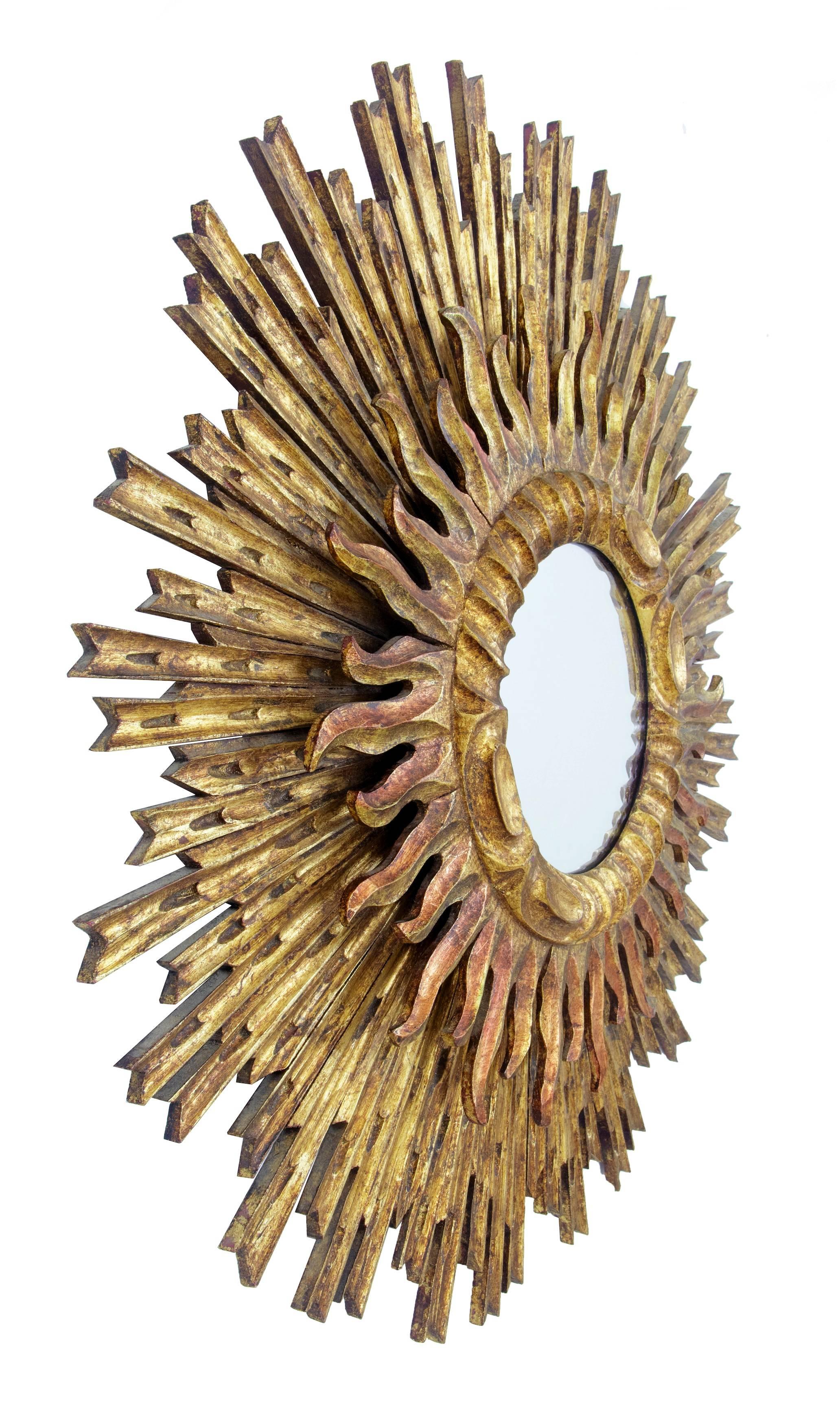 Very good quality sunburst mirror, circa 1960.
Double layered in effect with central round mirror.

Measures: Diameter: 32