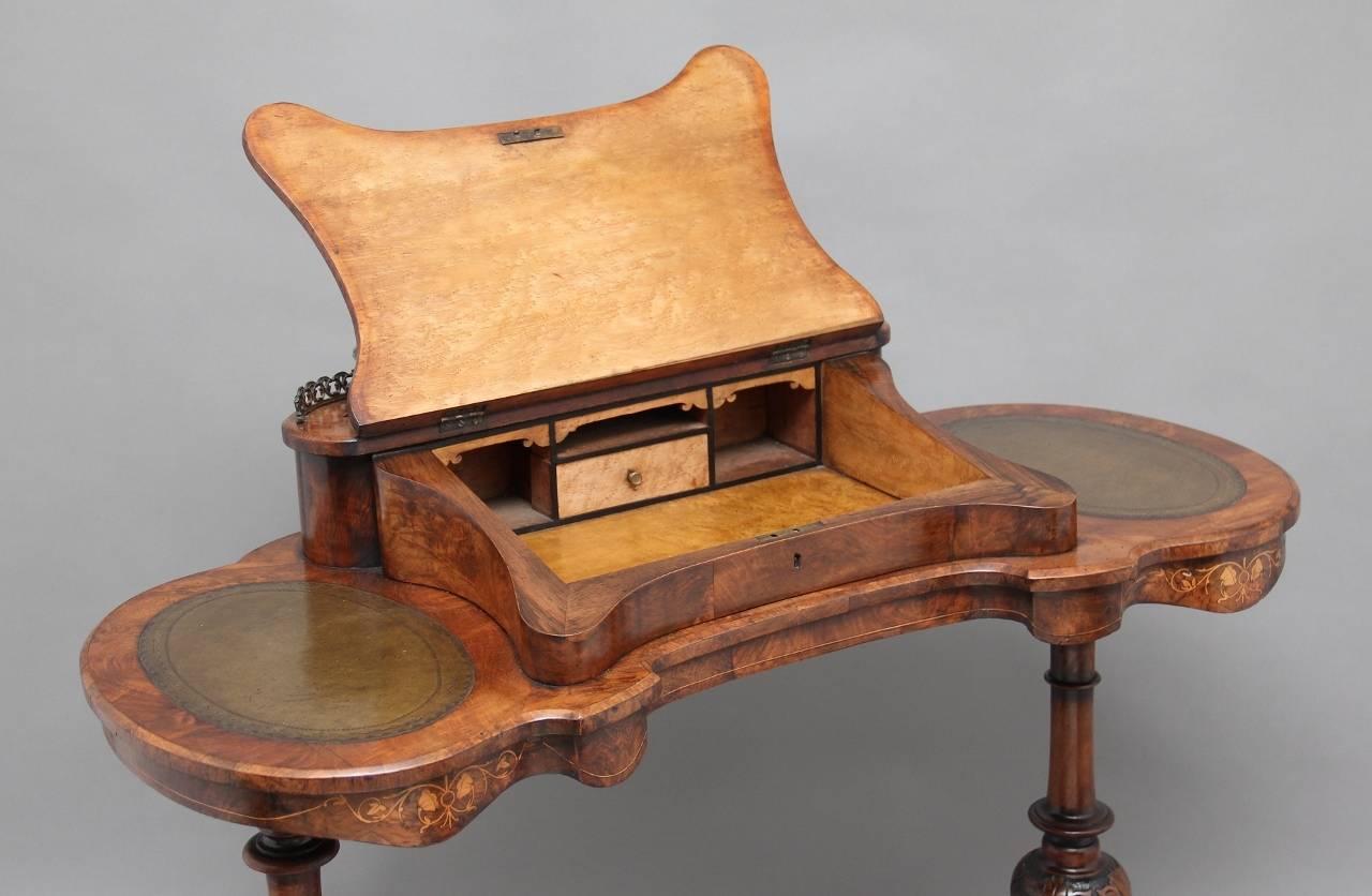 19th Century Victorian Walnut Kidney Shaped Writing Table In Good Condition In Debenham, Suffolk