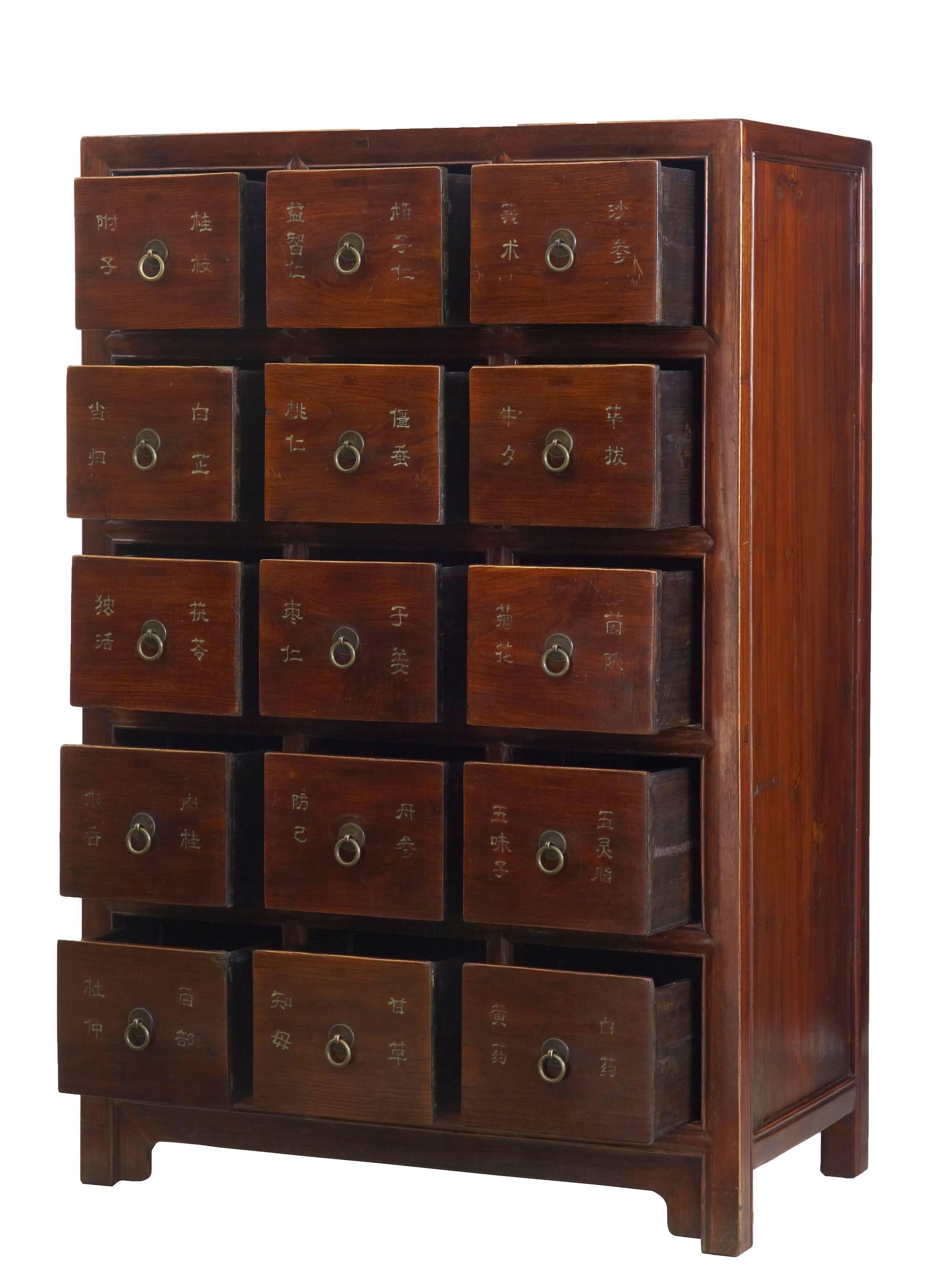 Lacquered chest of drawers, circa 1920.
15 drawers with hand-painted Chinese lettering.
Brass ringed handles.
Light damage just above bottom middle drawer (photographed).

Measures: Height: 46
