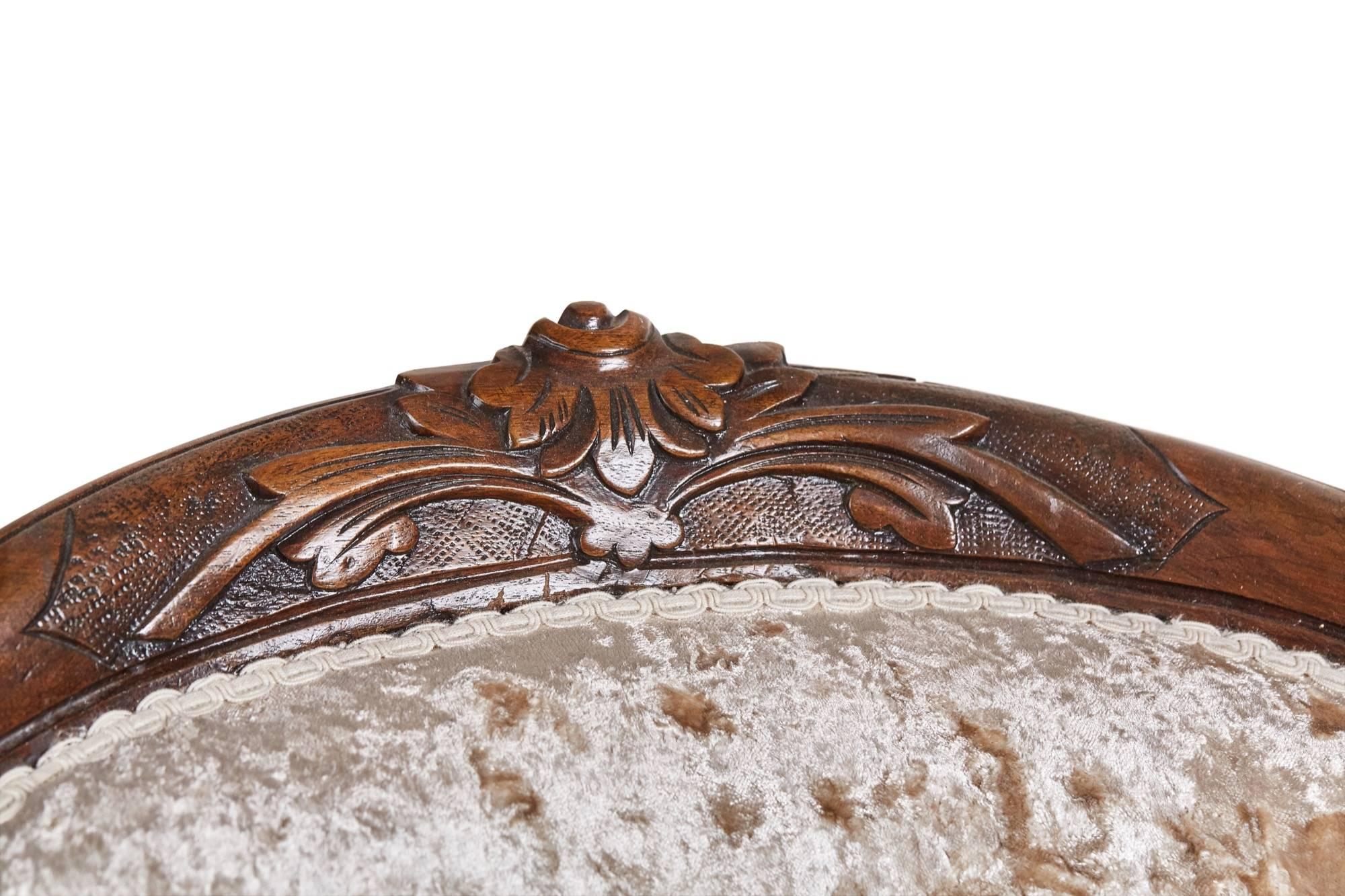 European 19th Century Victorian Carved Walnut Chaise Longue