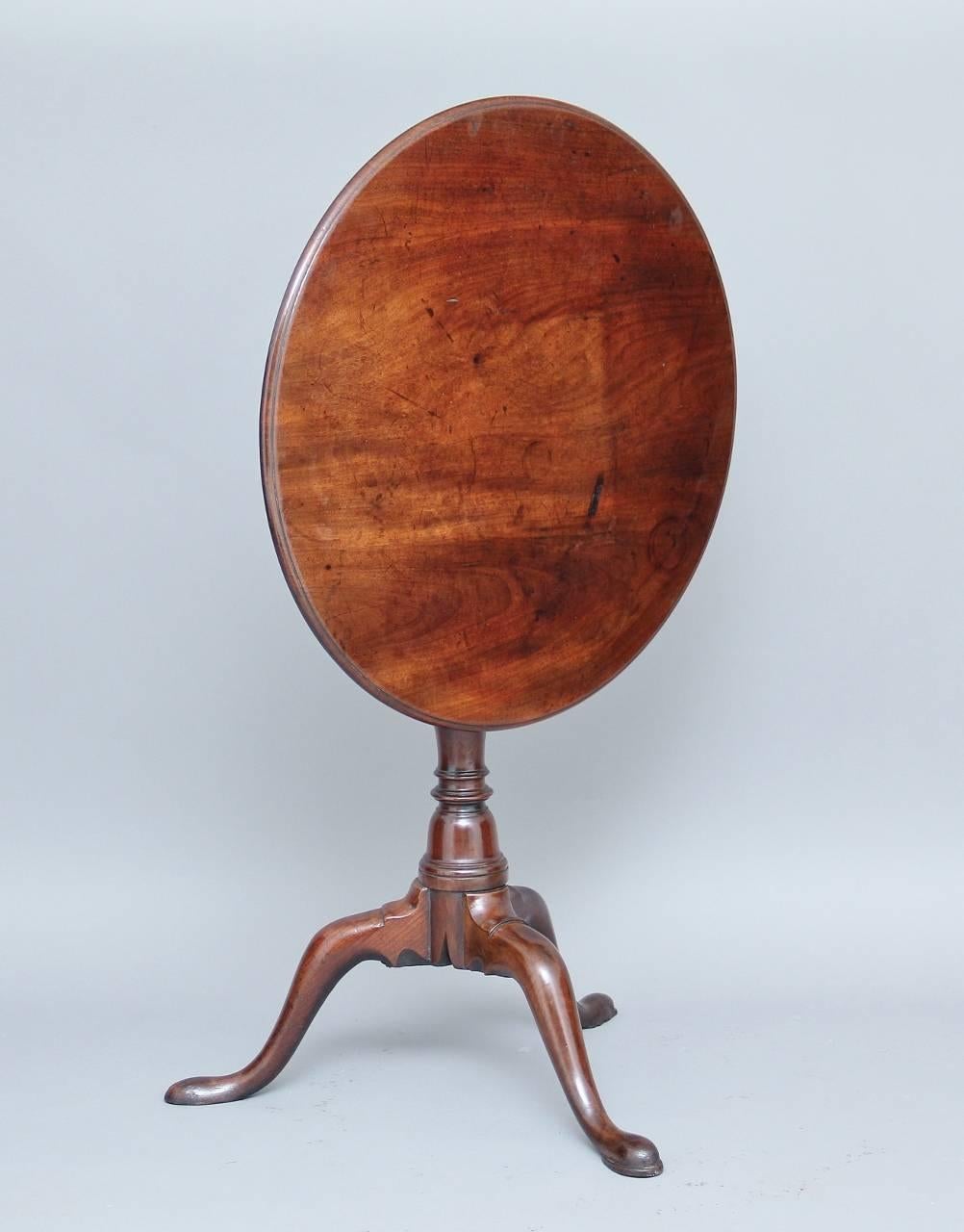 A lovely quality 18th century mahogany tripod table with a solid mahogany top with a moulded edge, with a birdcage mount below sitting on a lovely shaped turned column terminating with three shaped slender legs, circa 1770.

Measures: Height