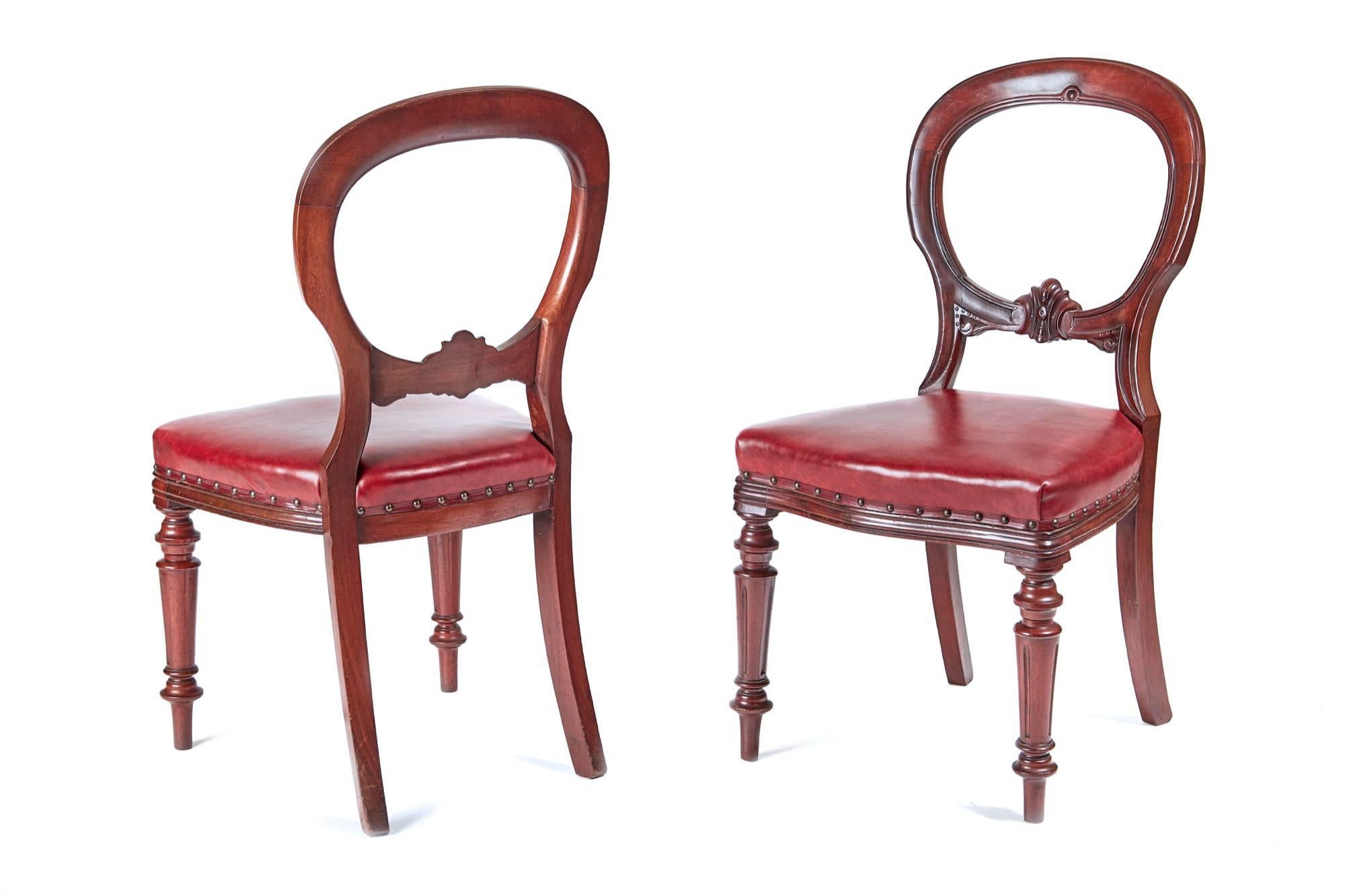 Quality set of six Victorian mahogany balloon back dining chairs, the circular reeded back has a carved lower rail, standing on turned front legs and outswept back legs,

circa 1860.

Measures: Height 35